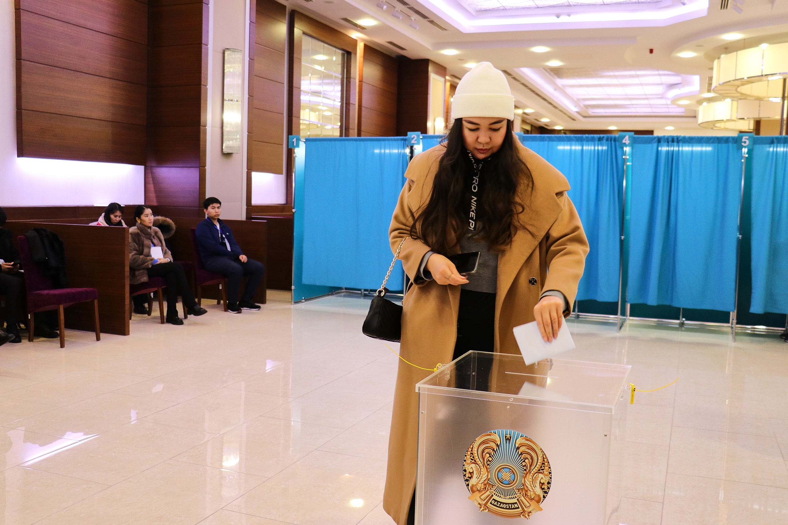 Een Kazachstaanse brengt haar stem uit in hoofdstad Astana. 