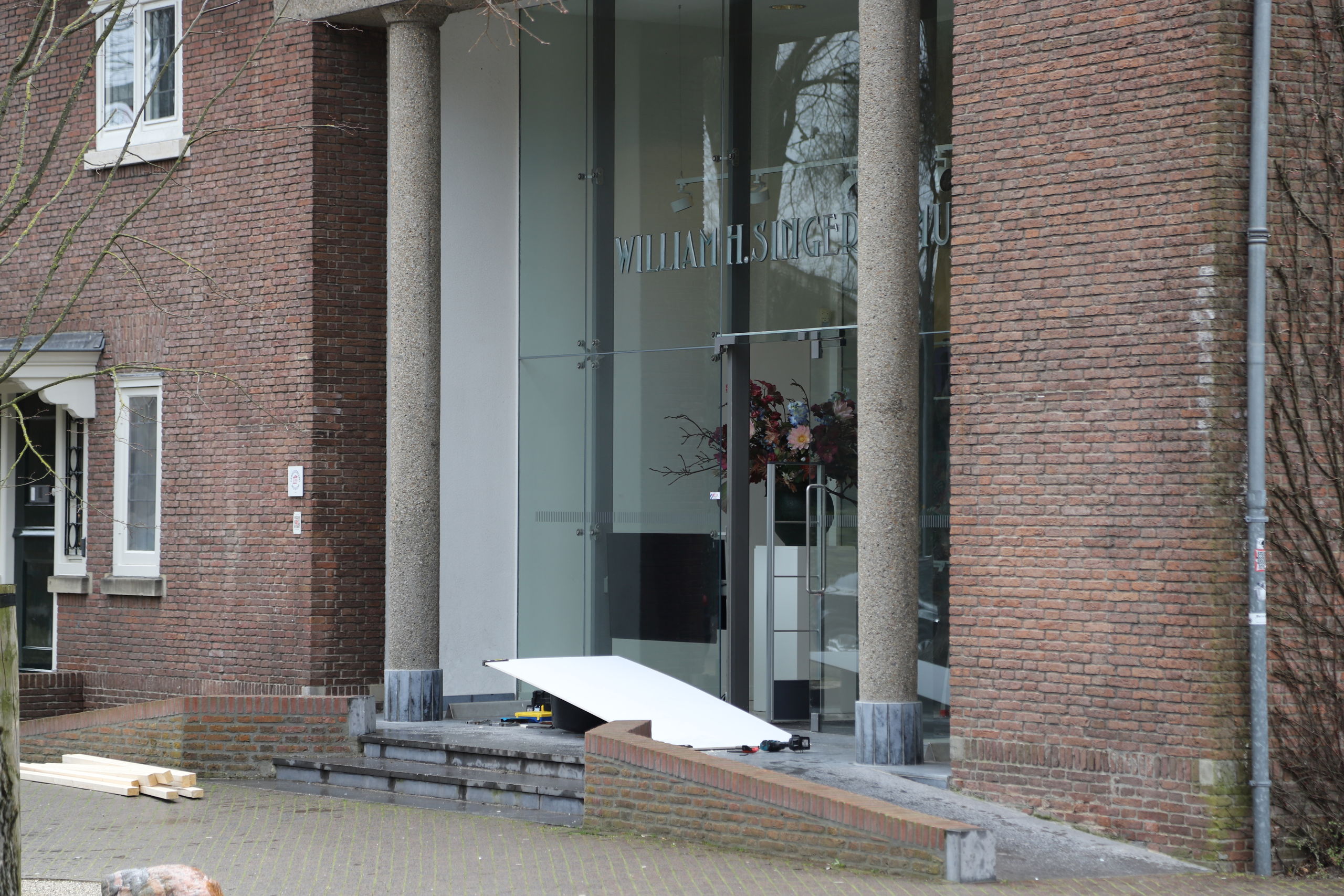 De deur wordt gerepareerd bij museum Singer Laren waar is ingebroken