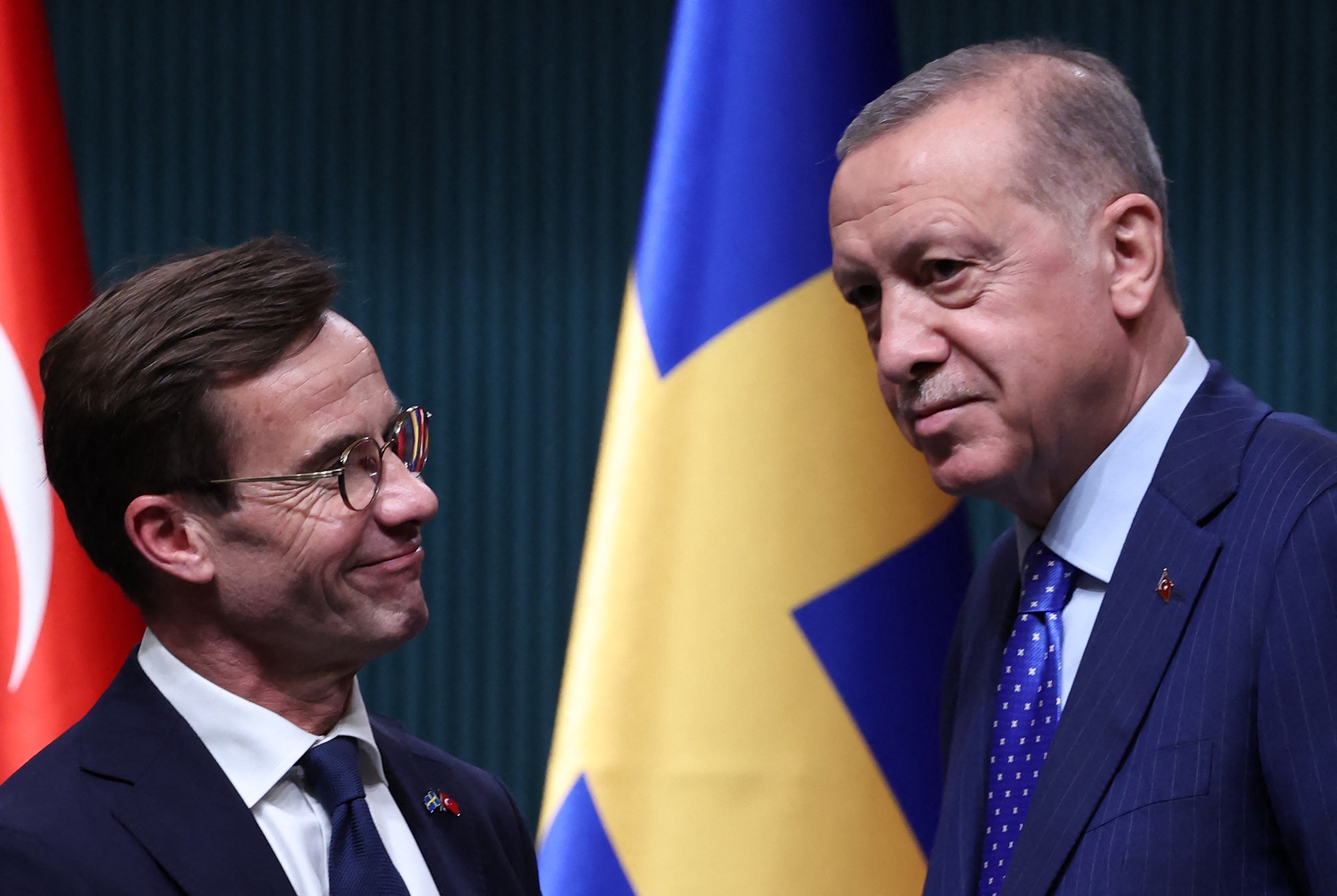 Turkije stemt pas in met een Zweeds lidmaatschap van de NAVO, als het land concretere maatregelen neemt tegen terrorisme. Dat de Turkse president Recep Tayyip Erdogan niet akkoord is met Zweede toetreding is een domper voor de nieuwe Zweedse premier Ulf Kristersson. '
