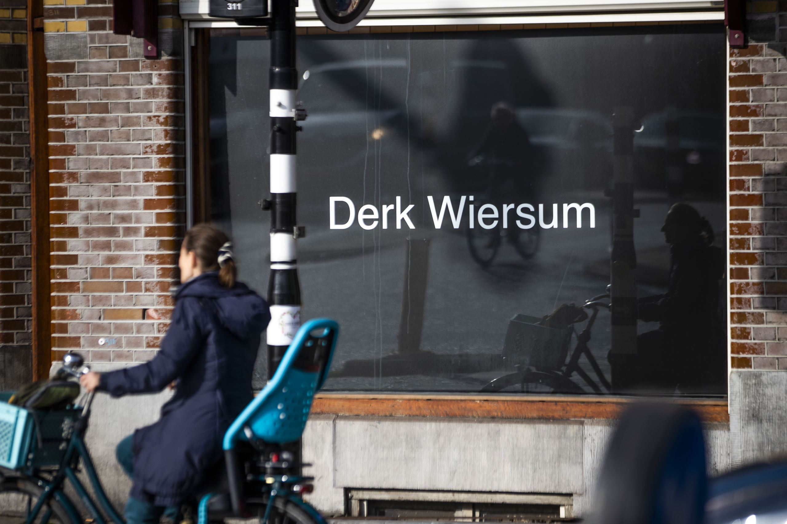 Het kantoor van strafrechtadvocaat Peter Plasman richtte een etalage in als eerbetoon aan collega Derk Wiersum.