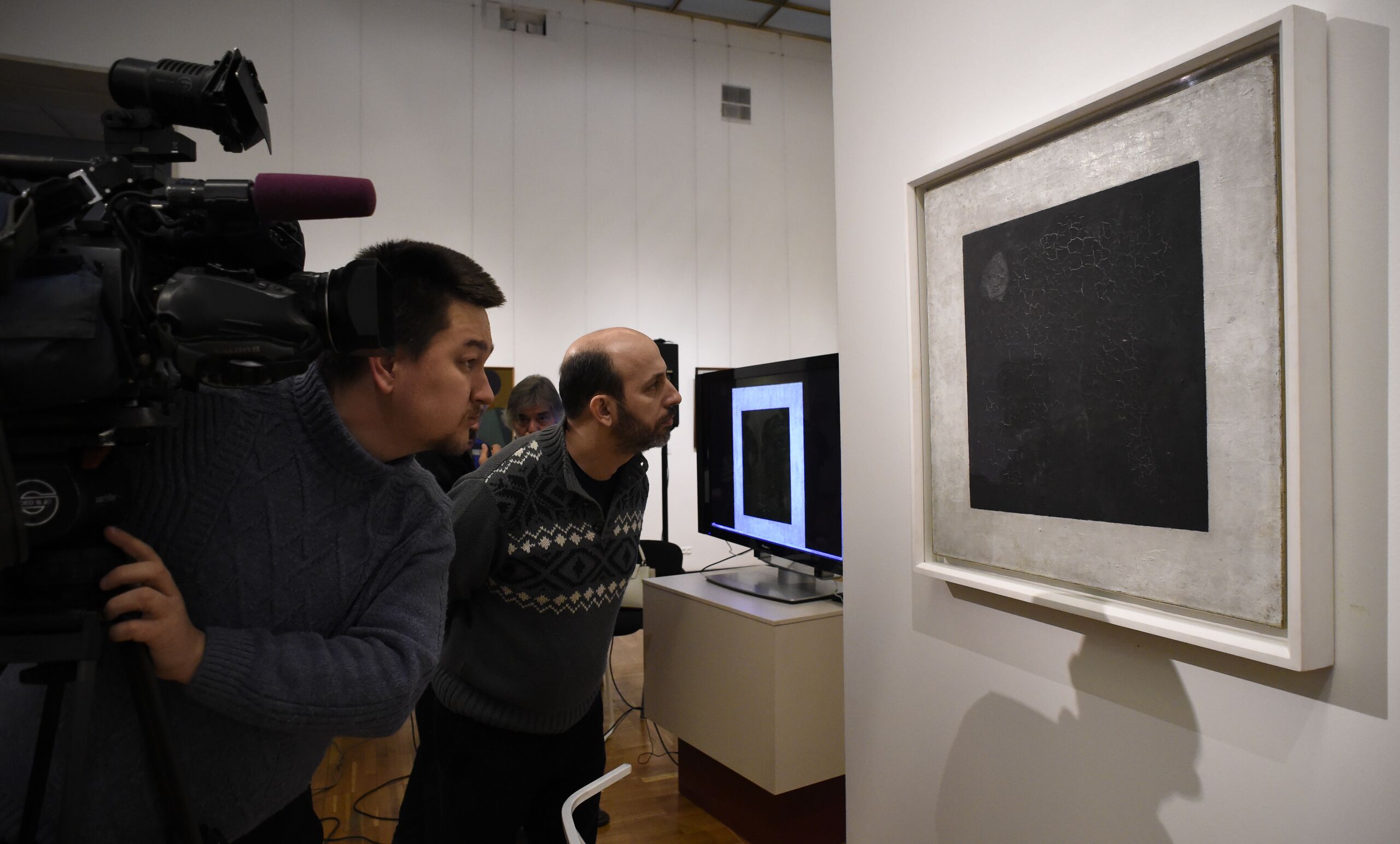 Journalisten kijken naar het zwarte vierkant, in de Tretjakov-gallerij in Moskou. 