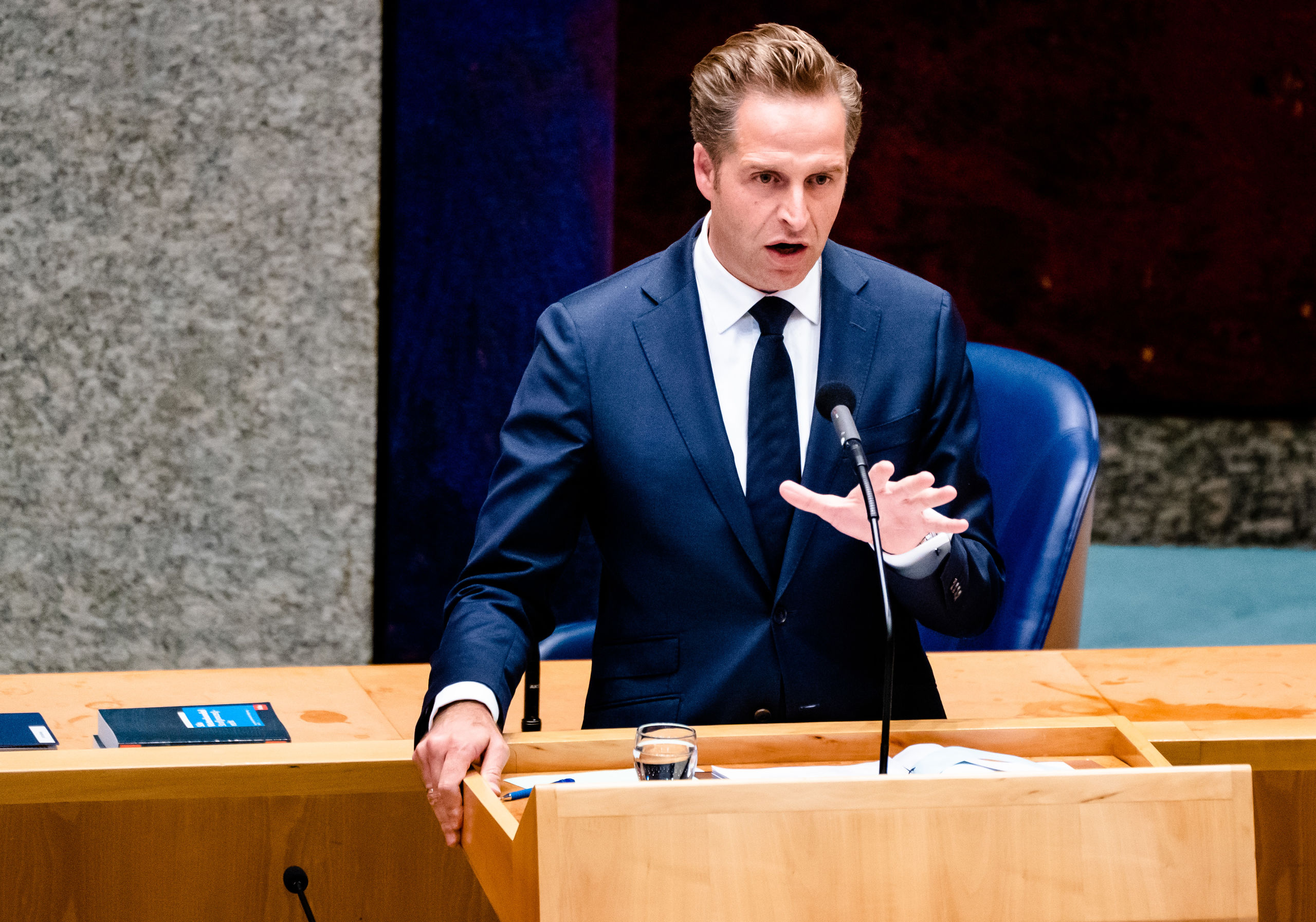 Minister Hugo de Jonge van Volksgezondheid, Welzijn en Sport (CDA) tijdens het wekelijks vragenuur in de Tweede Kamer.