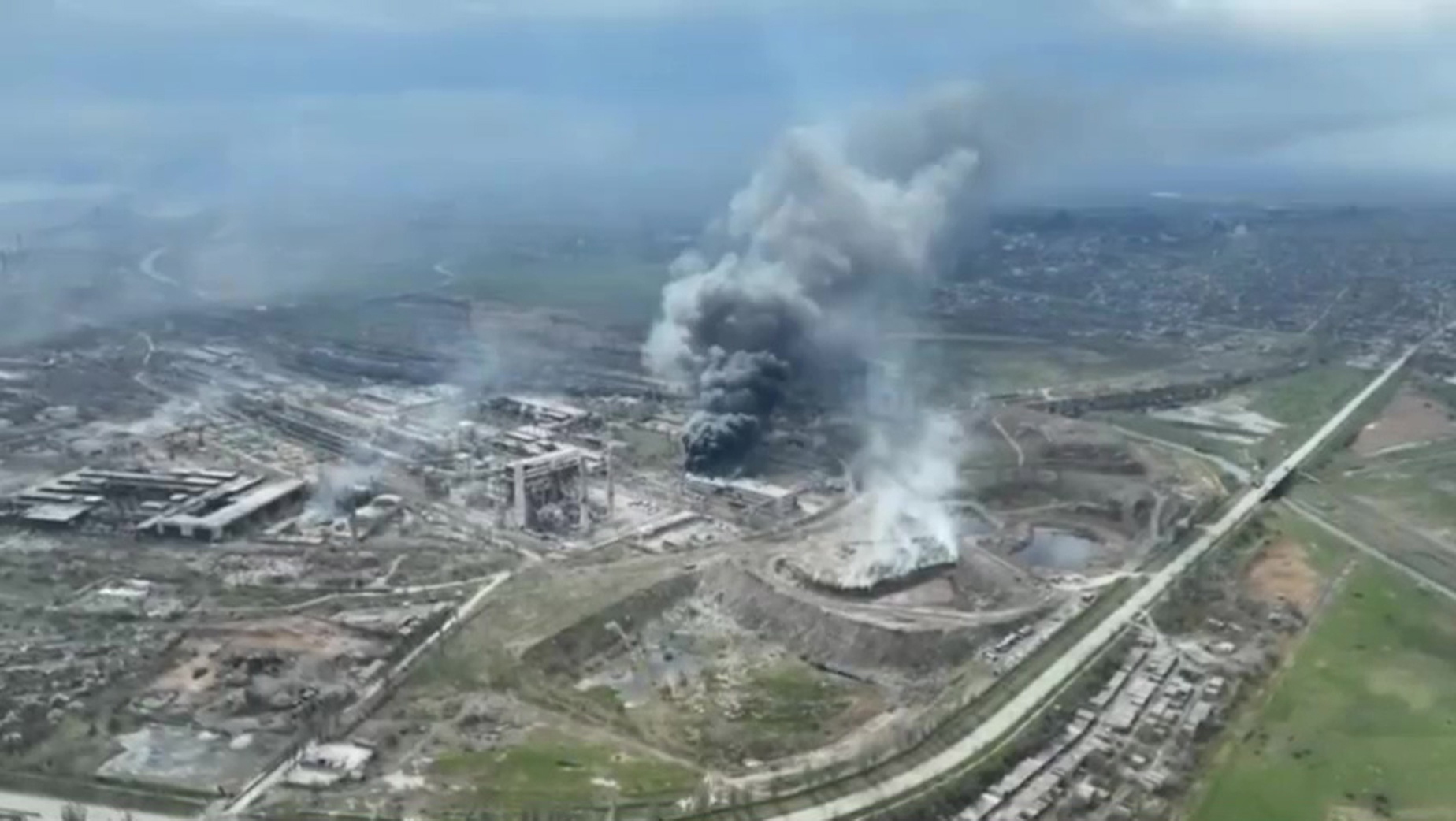 Op beelden is te zien hoe de Azovstal-staalfabriek in Marioepol, waar de laatste Oekraïense troepen in de stad zitten, gebombardeerd wordt door de Russen.
