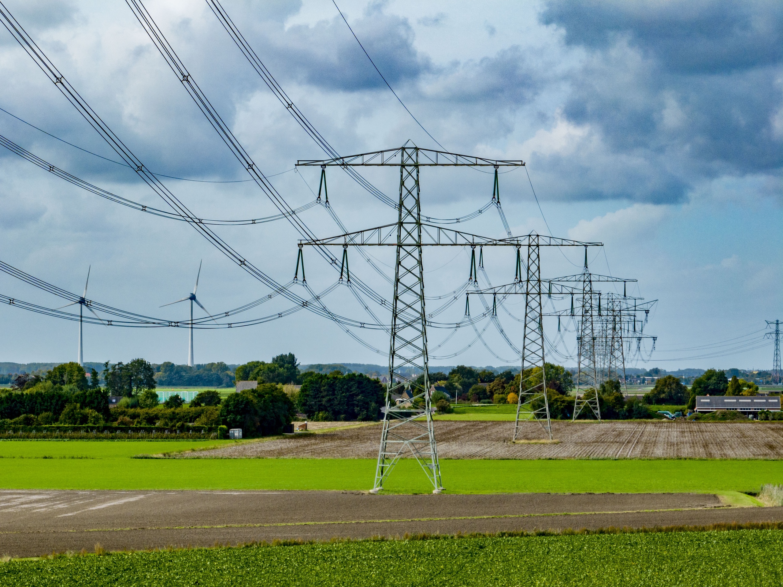 NIEUW BIJERLAND - Hoogspanningsmasten zijn masten in het hoogspanningsnet waaraan de kabels bevestigd zijn voor het transport van grote hoeveelheden elektrische energie over relatief grote afstanden in het landschap . stroomnet ANP / Hollandse Hoogte / Robin Utrecht