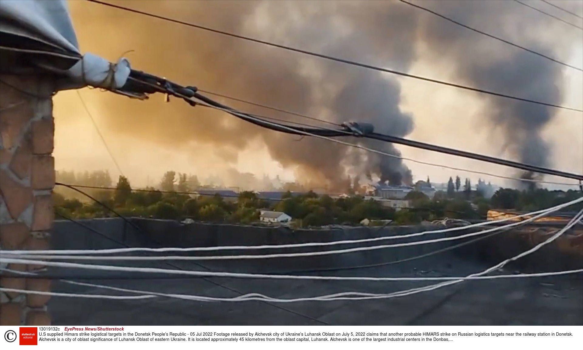 Rook stijgt op na een vermoedelijk HIMARS bombardement op een Russisch logistiek centrum vlakbij een treinstation in Donetsk. 