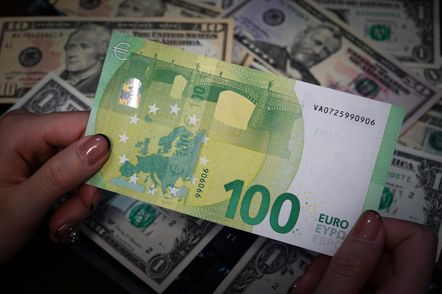 Euro daalt naar dieptepunt tegenover dollar, consument wordt de dupe