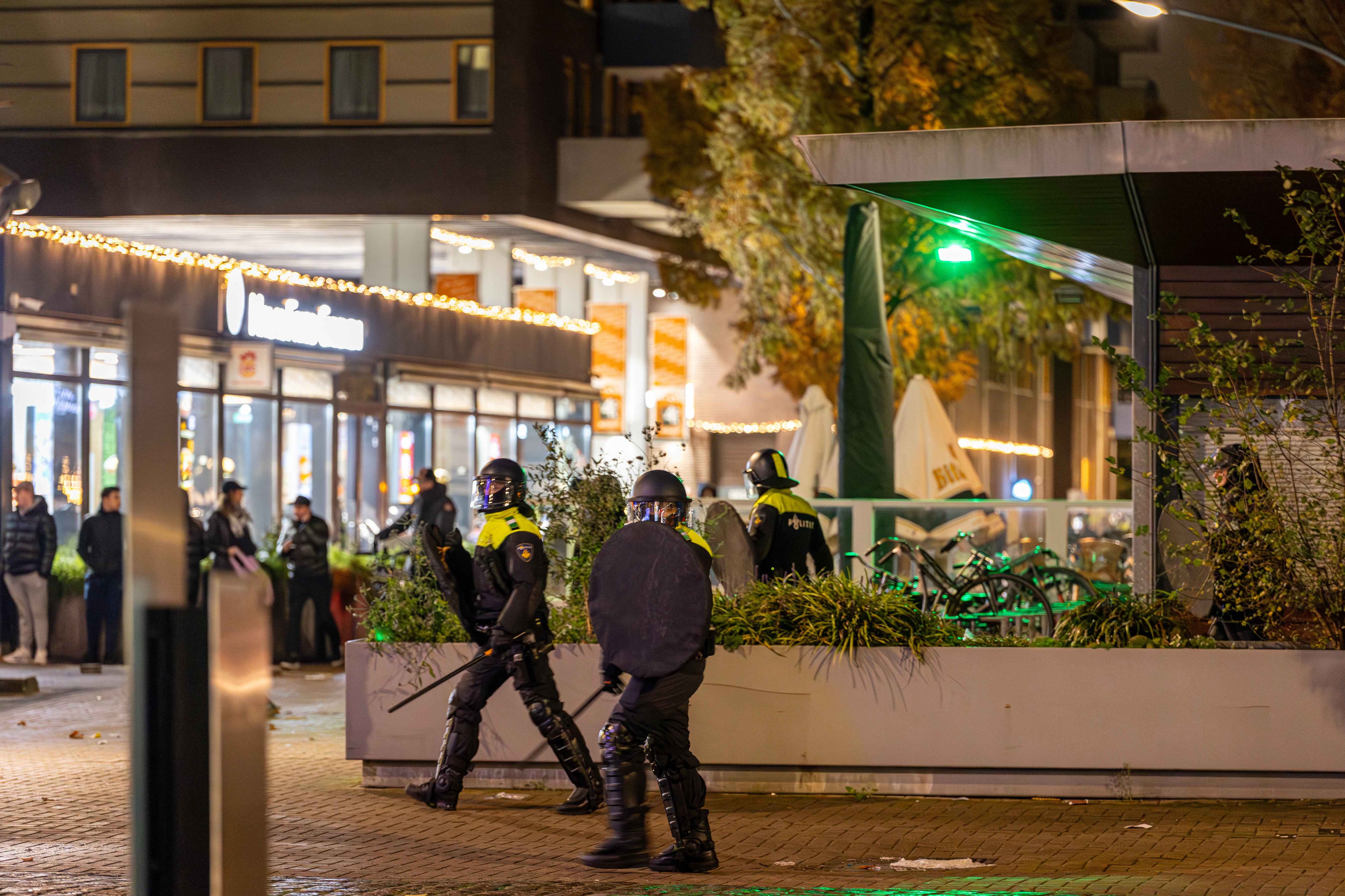 De onrust zou mogelijk het gevolg zijn van een protest waarbij een islamitische vrouw zondag – een dag eerder – bewusteloos raakte na een incident met de politie.