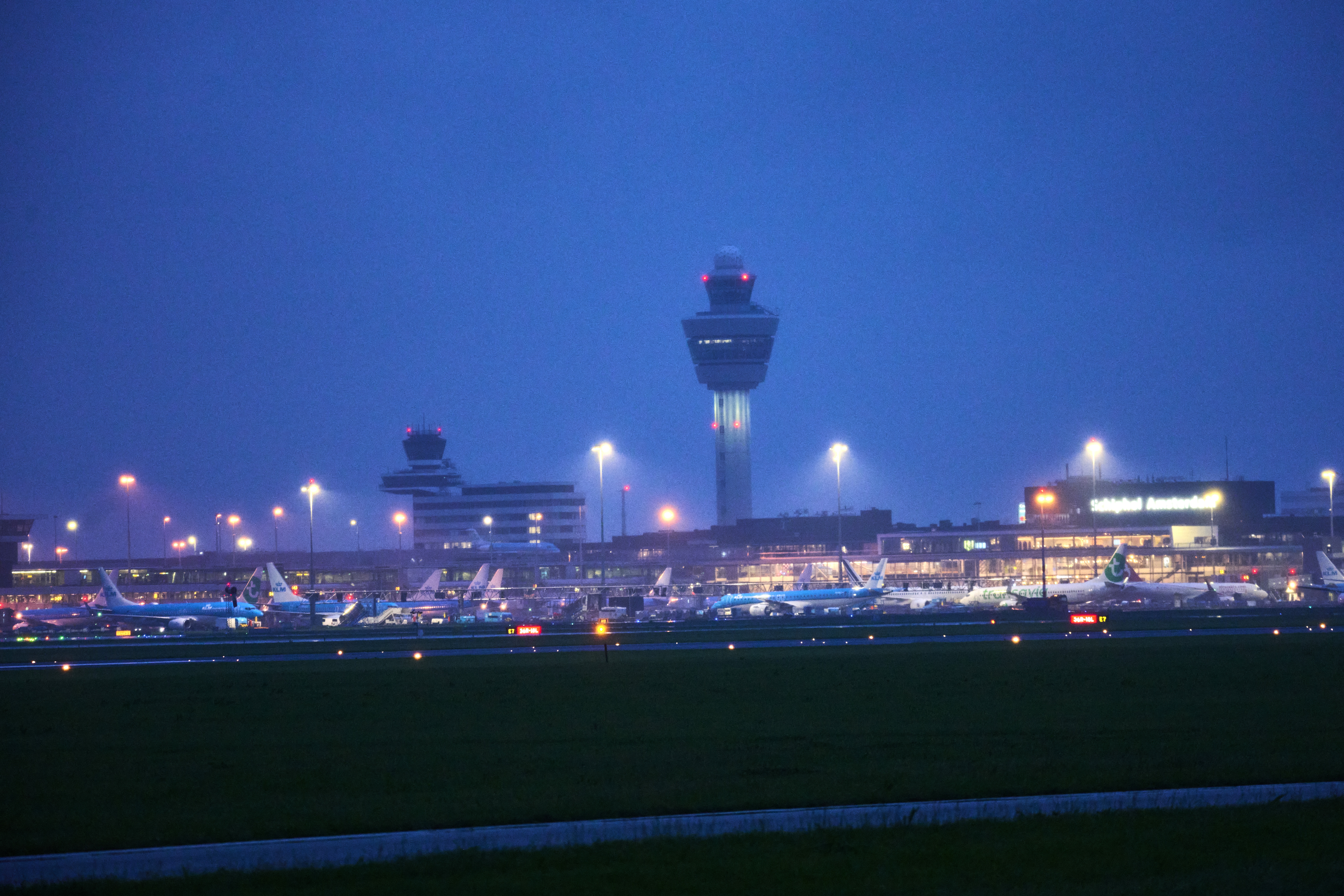 Storm Darragh Treft Nederland; Schiphol Schrapt Ruim Honderd Vluchten ...