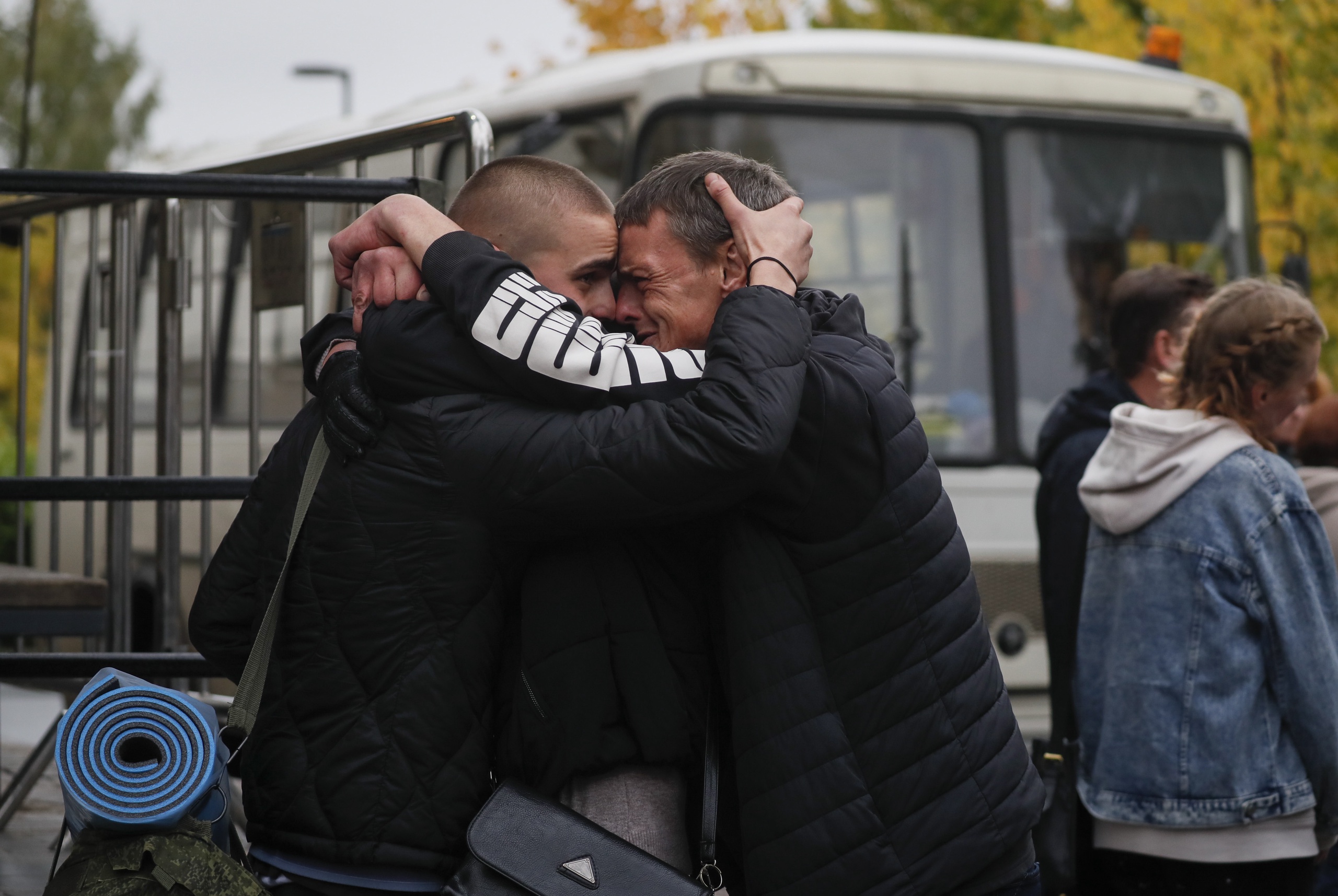 Russische dienstplichtige mannen nemen afscheid van familieleden. Bij de mobilisatieplannen van Poetin is het de bedoeling dat ruim 300.000 reservisten opgeroepen worden om mee te vechten in de oorlog in Oekraïne.