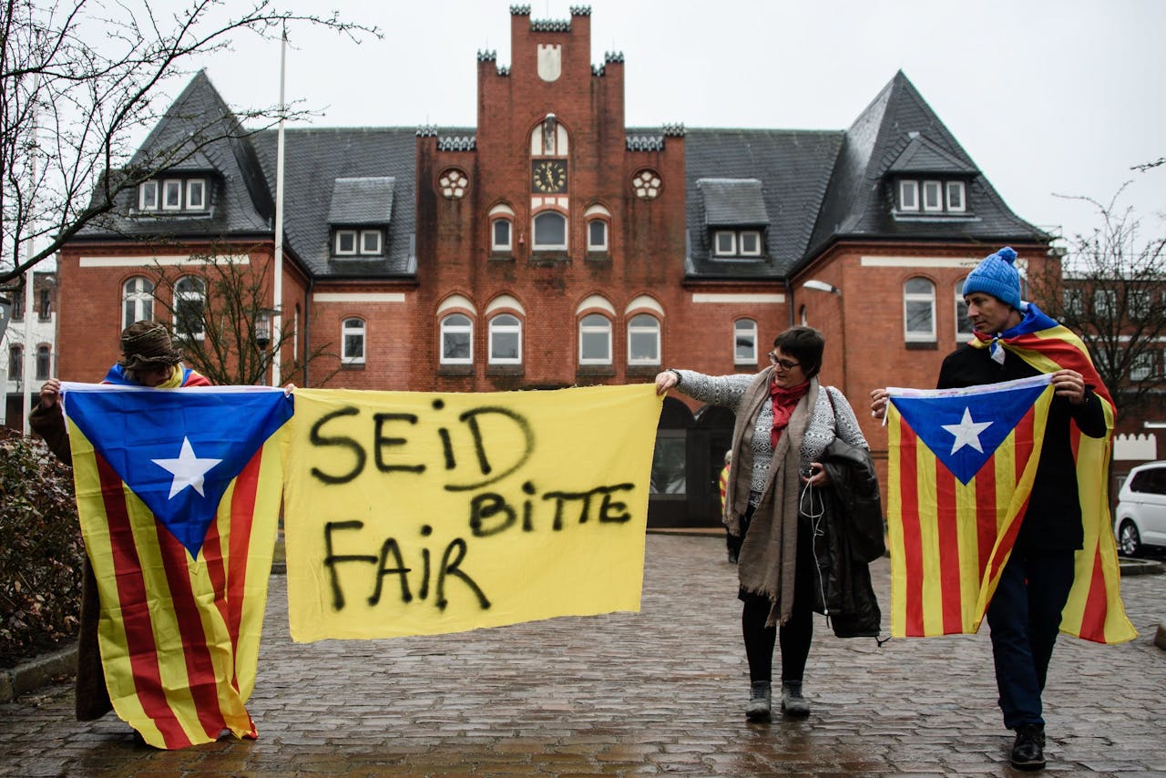 Aanhangers van de Catalaanse ex-premier Puigdemont protesteren voor de gevangenis in het Duitse Neumünster waar Puigdemont vastzit.