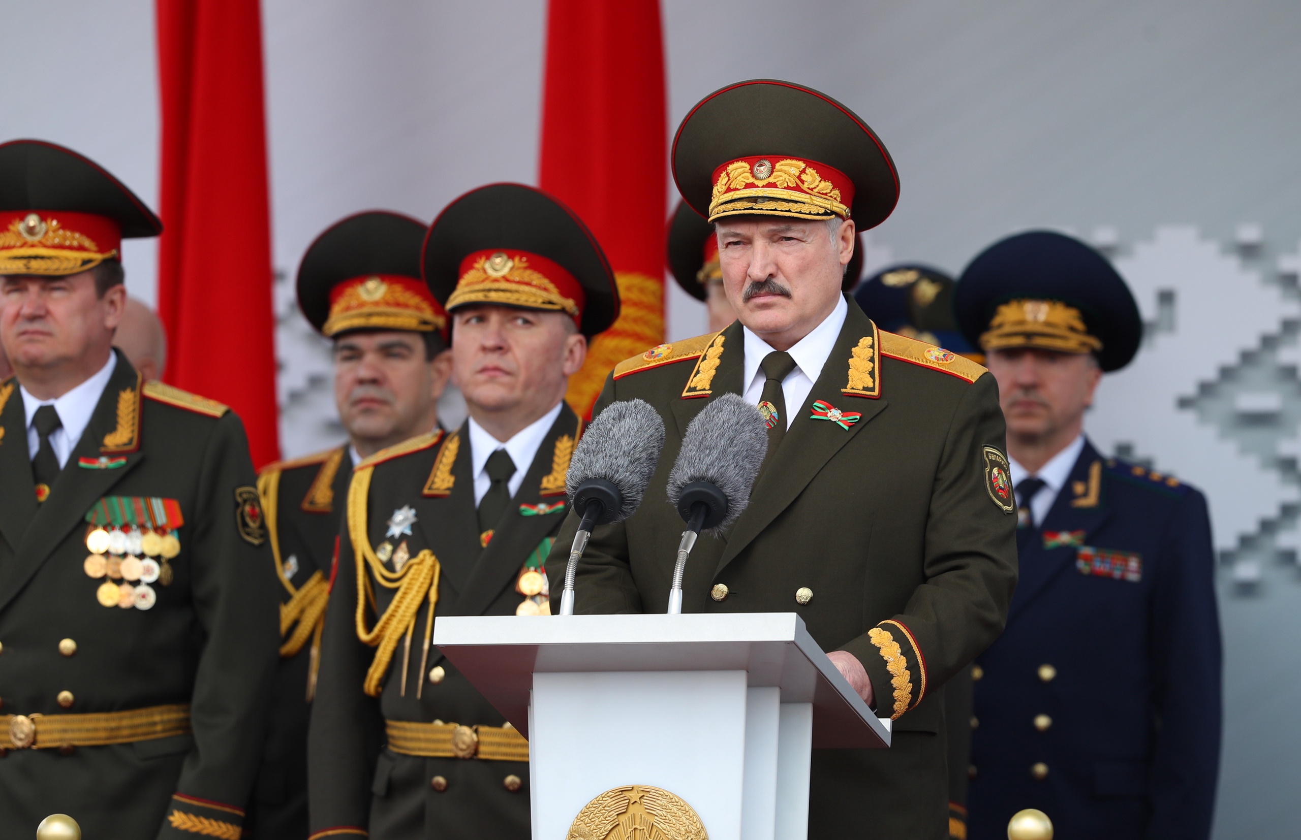 Hoewel president Poetin op bezoek is in buurland Belarus en Russische militairen er oefeningen houden, denkt oud-commandant der Landstrijdkrachten Mart de Kruif niet dat er enige dreiging vanuit die richting komt.