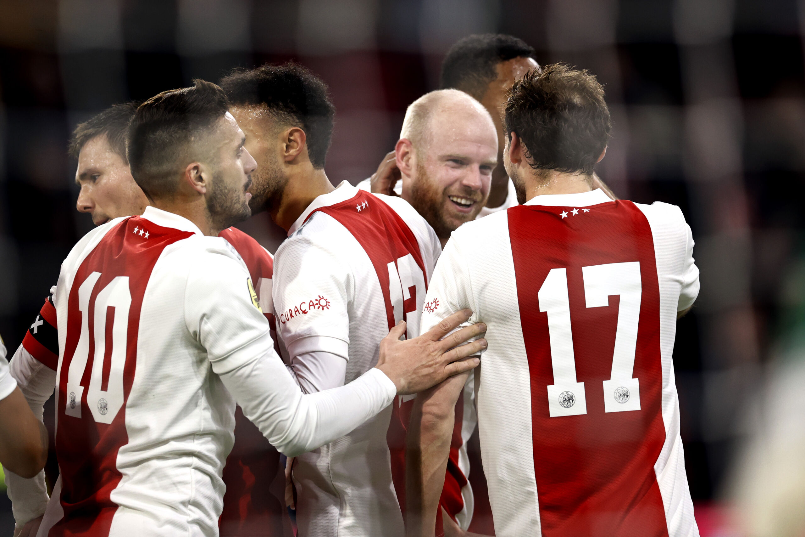 Dusan Tadic, Noussair Mazraoui, Davy Klaassen en Daley Blind of Ajax vieren de 1-0 tijdens Ajax - Heracles.