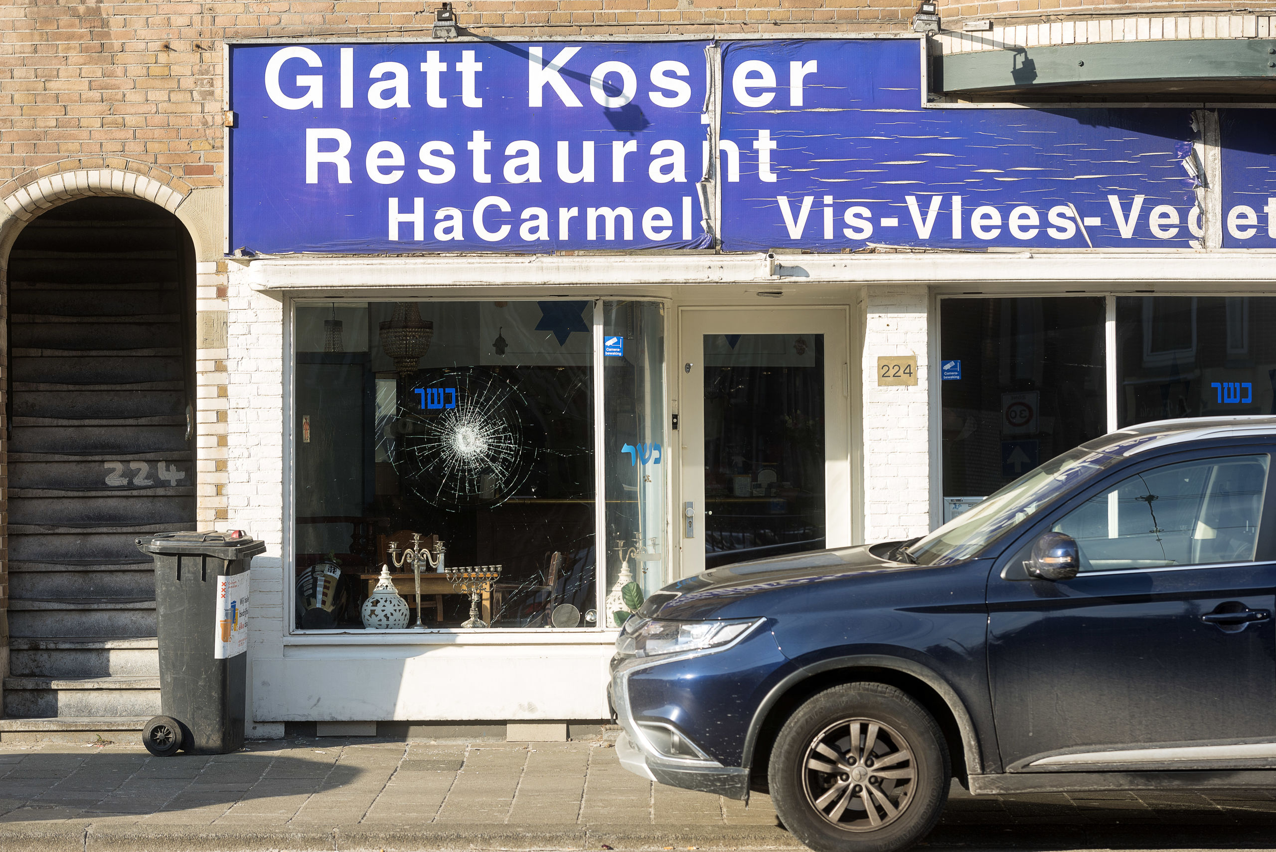 Schade aan het Israëlische restaurant HaCarmel aan de Amstelveenseweg in Amsterdam.