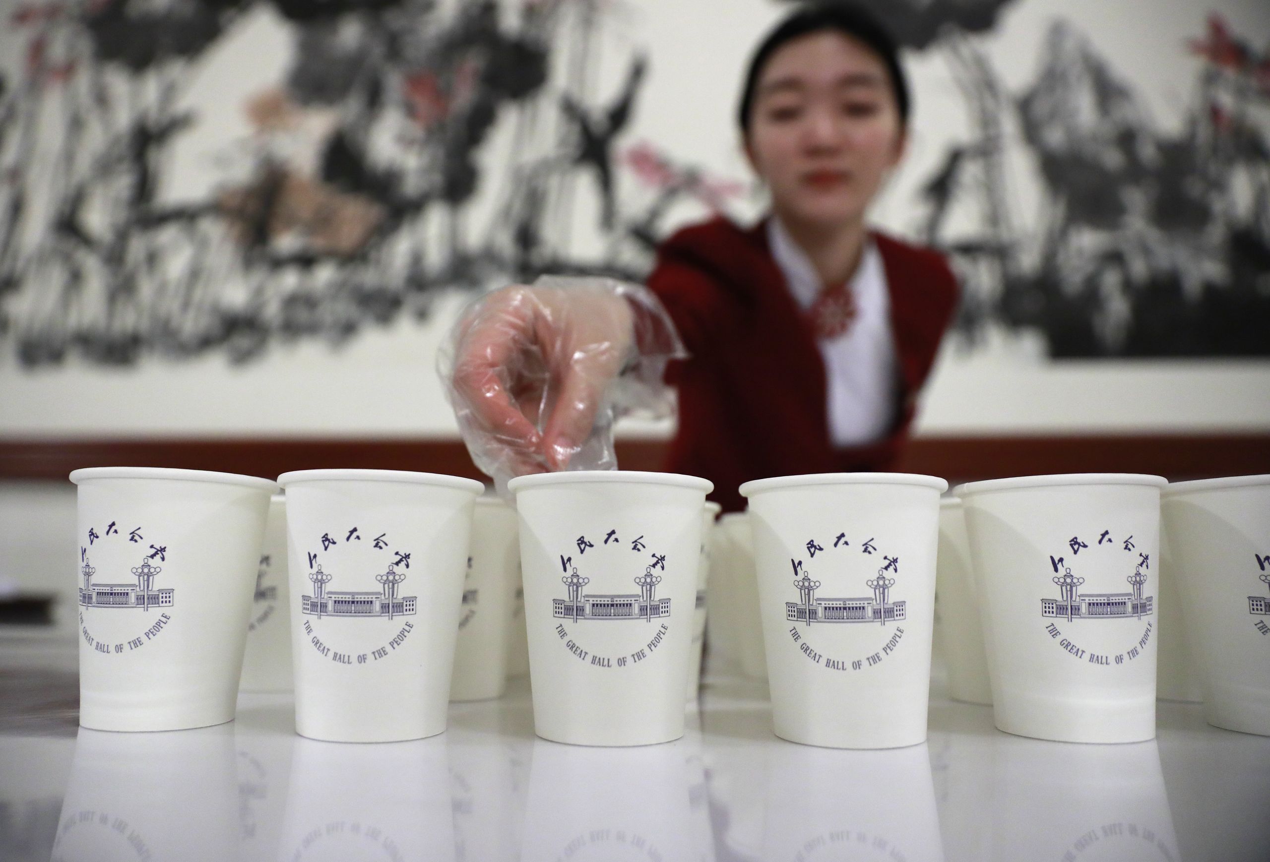 Een Chinese stewardess schenkt dan maar thee