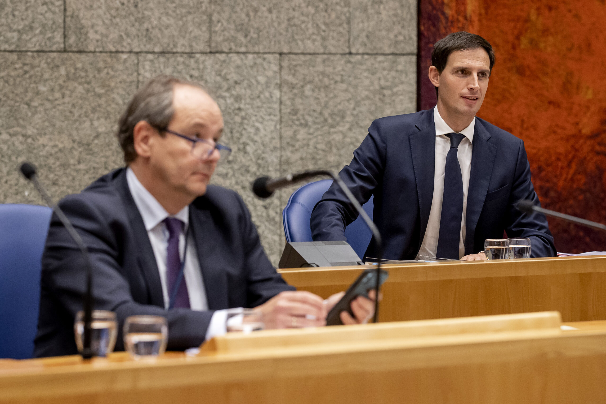 Minister Wopke Hoekstra van Financiën en staatssecretaris Hans Vijlbrief bij de Algemene Financiele beschouwingen 