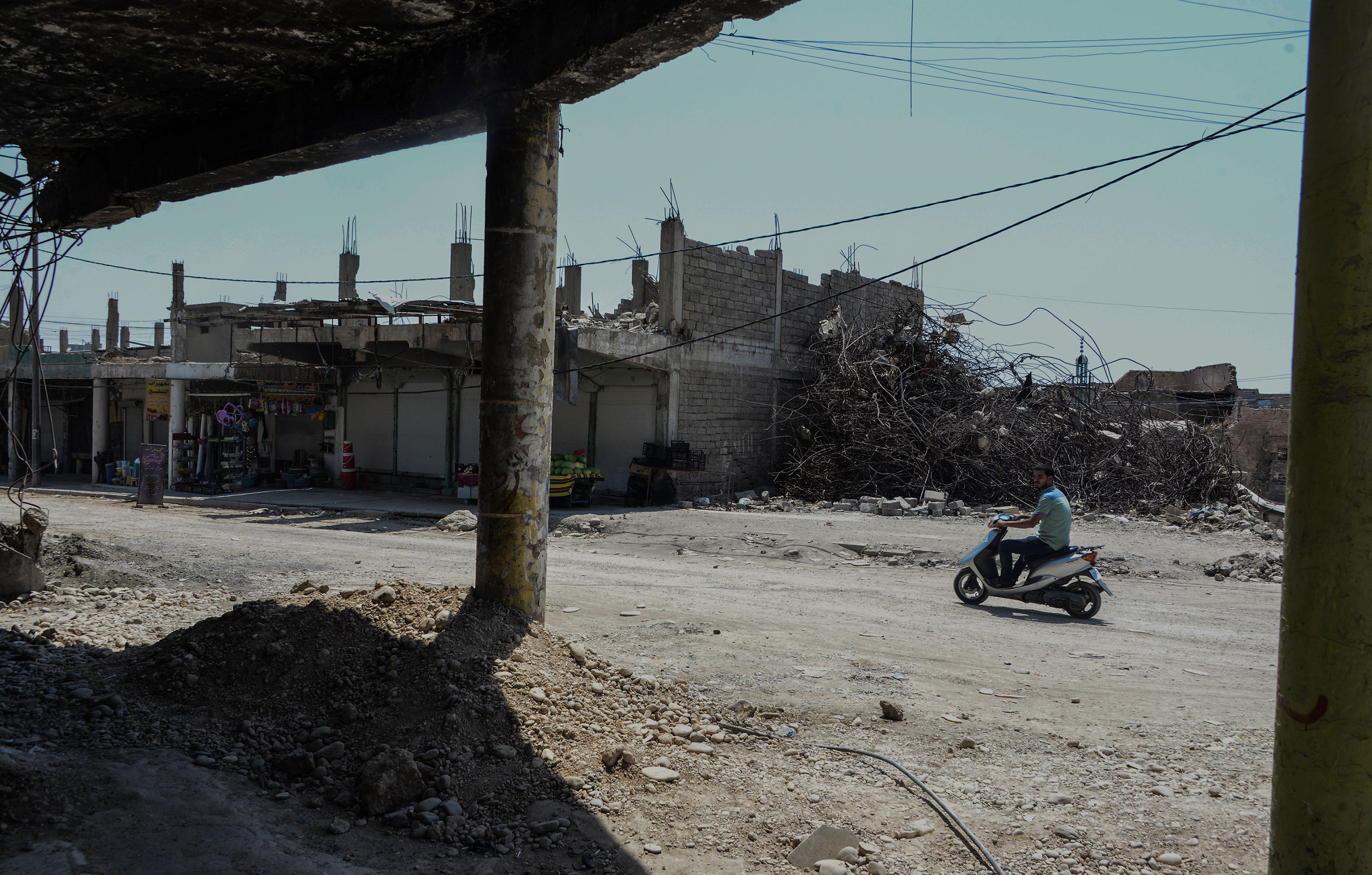 Een man in de zwaar beschadigde straten van Mosul 