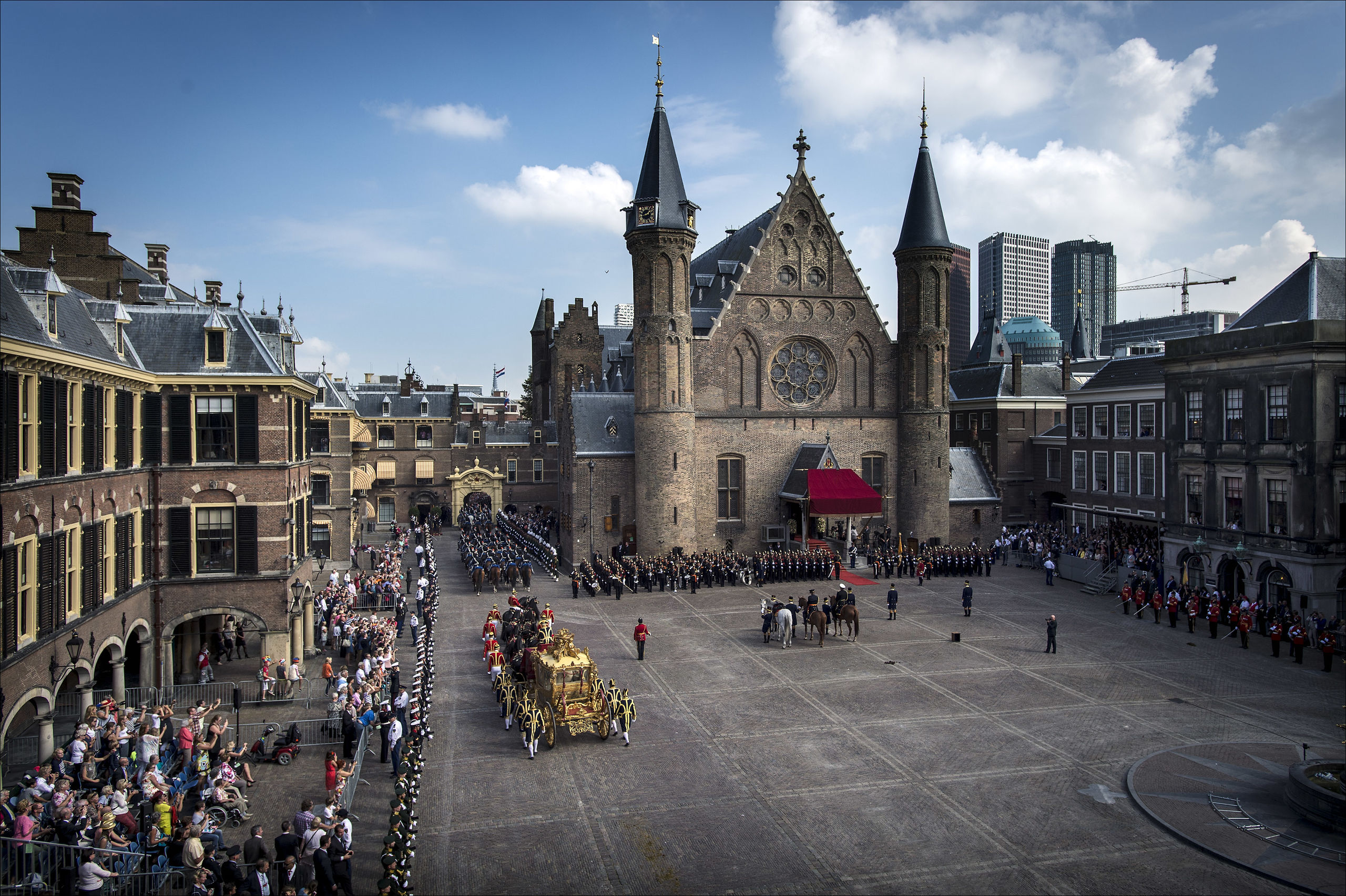 De Gouden Koets vertrekt dinsdagmiddag tijdens Prinsjesdag 2014 van het Binnenhof in Den Haag.