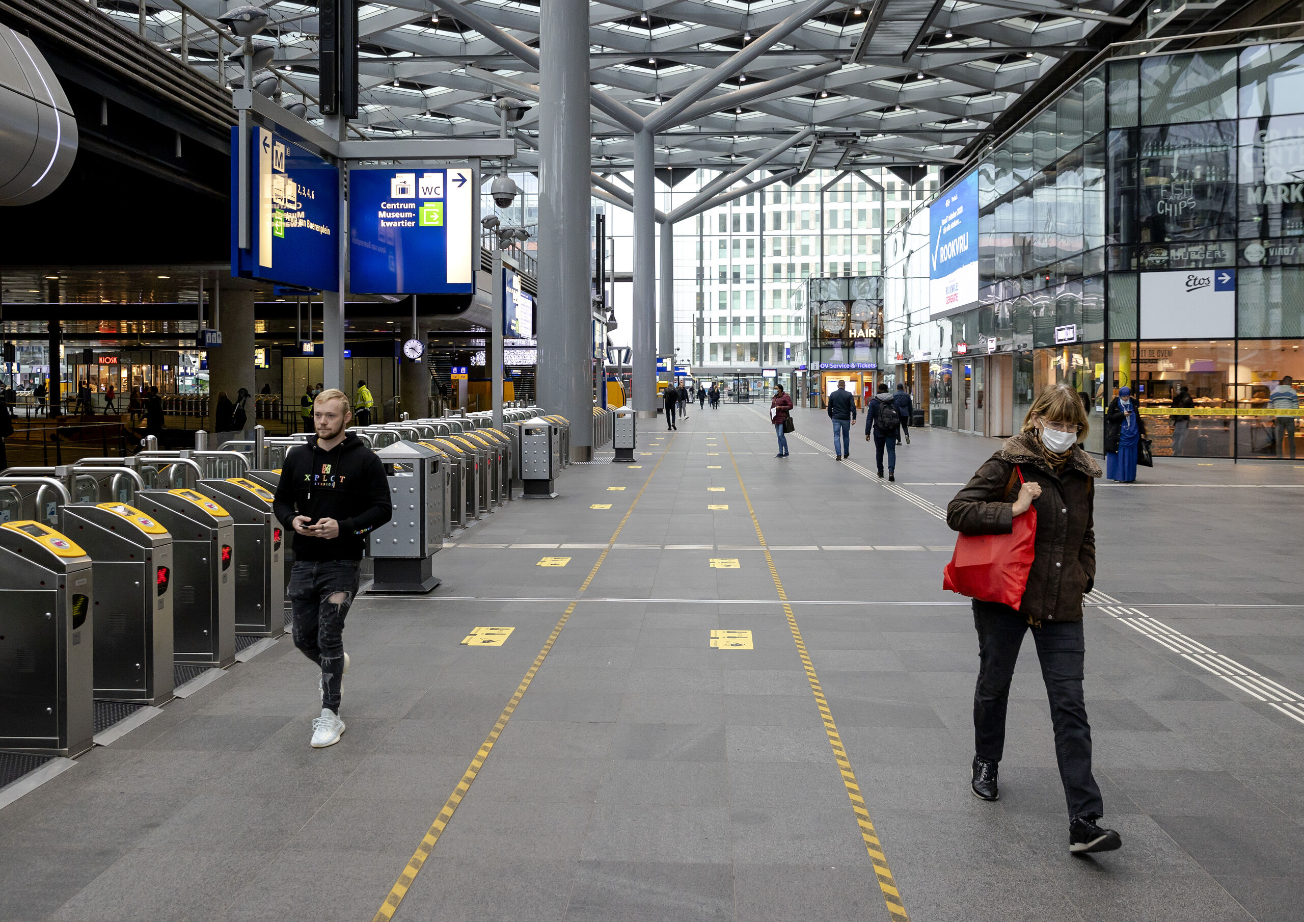 Rustige ochtendspits op station Den Haag Centraal.
