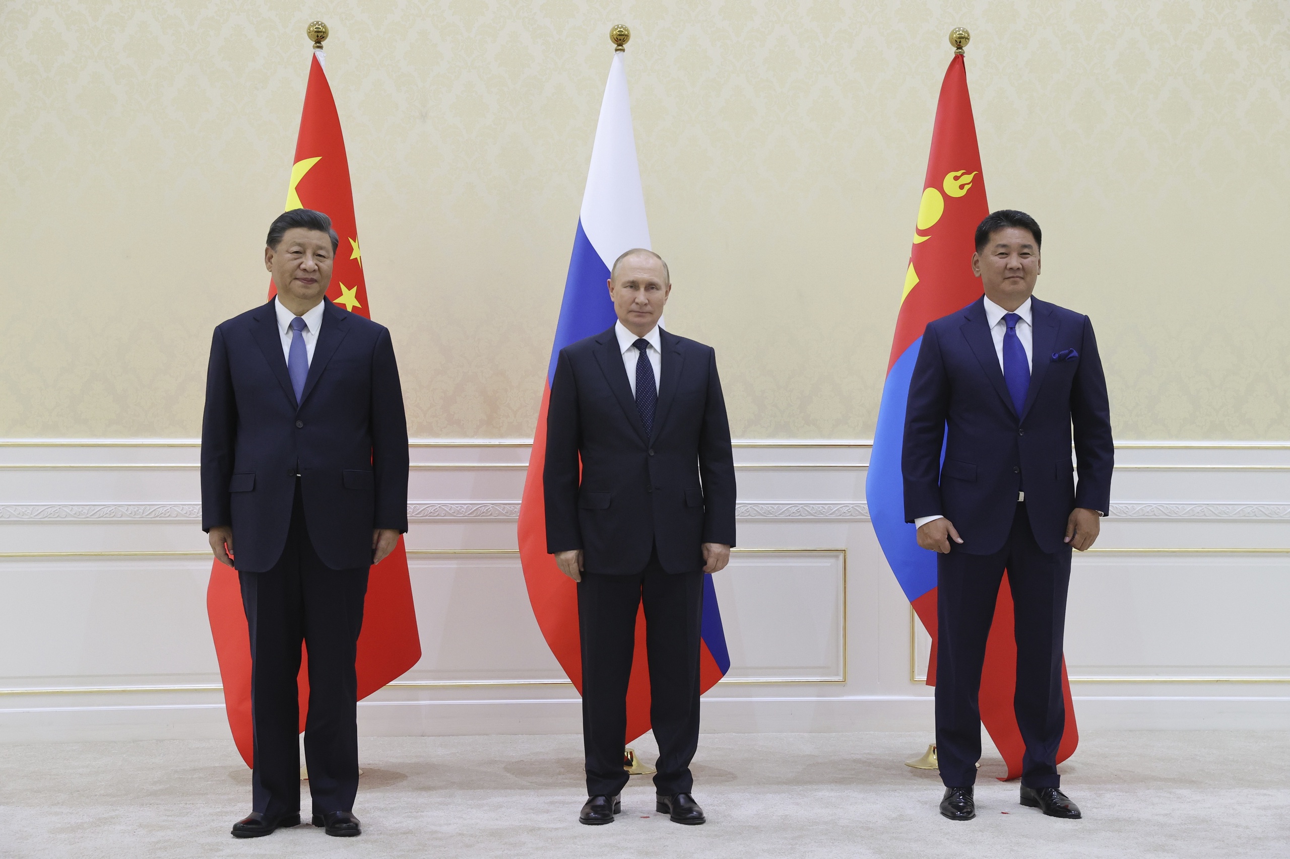 De Chinese President Xi Jinping, de Russische President Vladimir Putin, en de Mongoolse president Ukhnaa Khurelsukh.