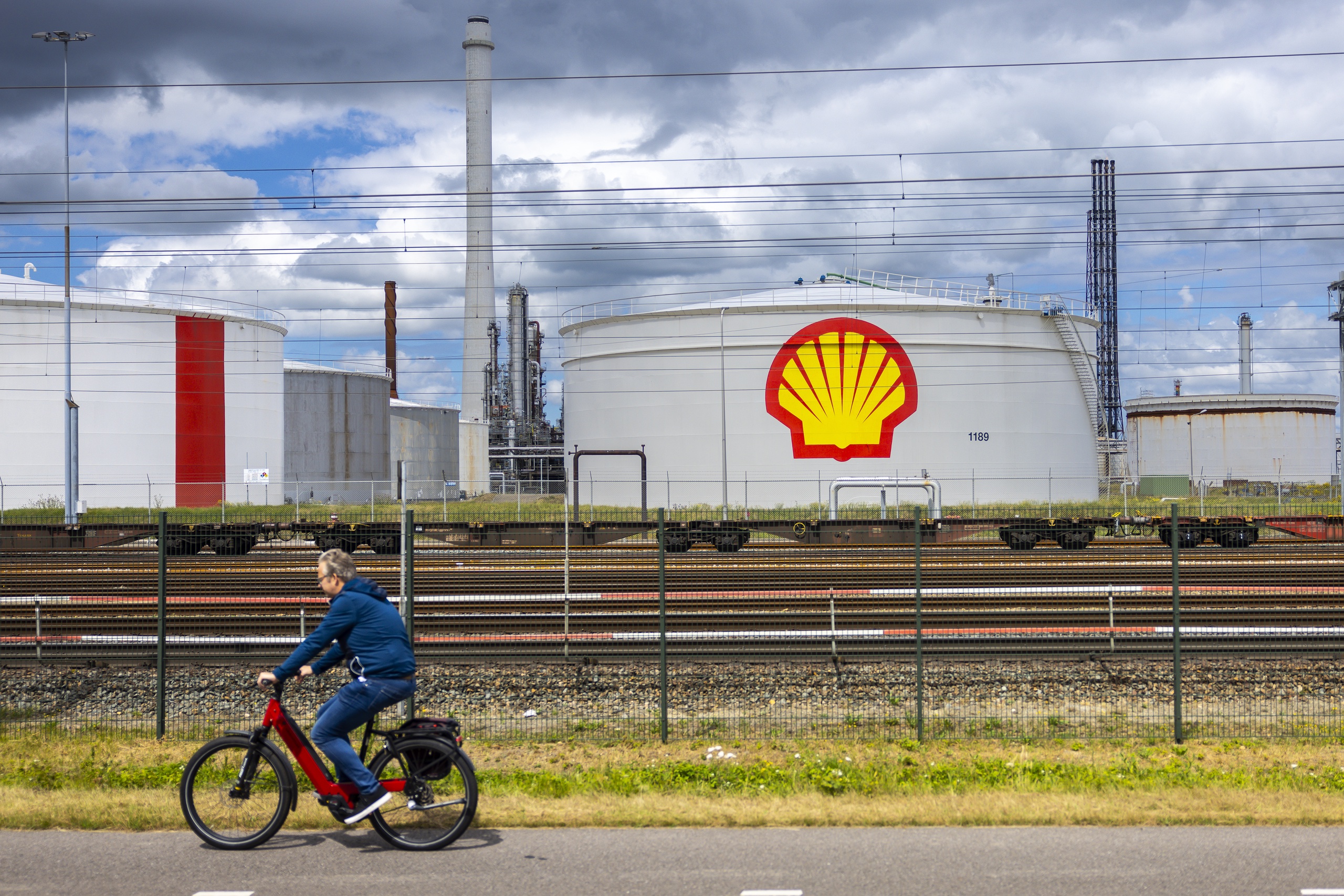 Olie en gasconcern Shell in het botlekgebied.