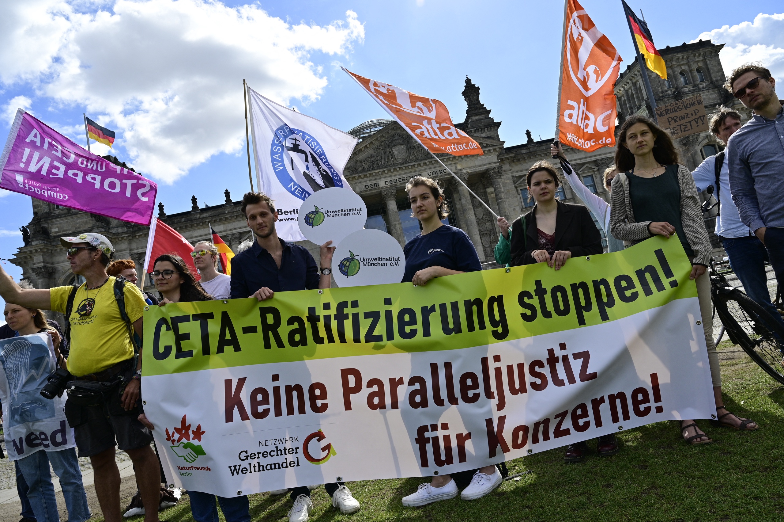 Anti-CETA-demonstranten voor de Duitse Rijksdag