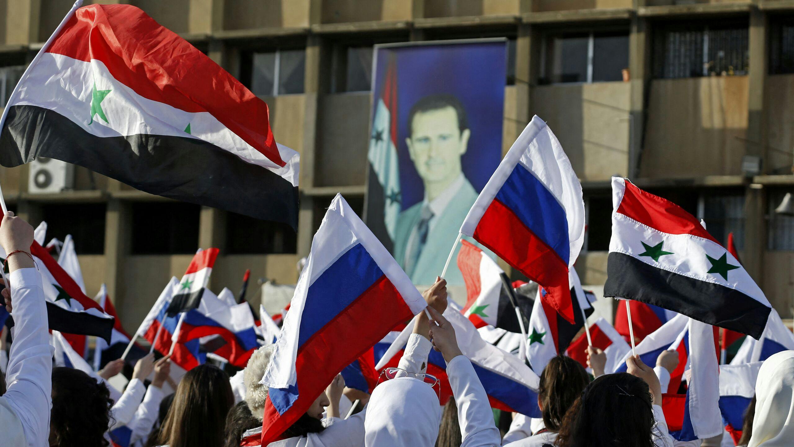 Syrische studenten wapperen met de Russische vlag, vanwege de invasie in Oekraïne.