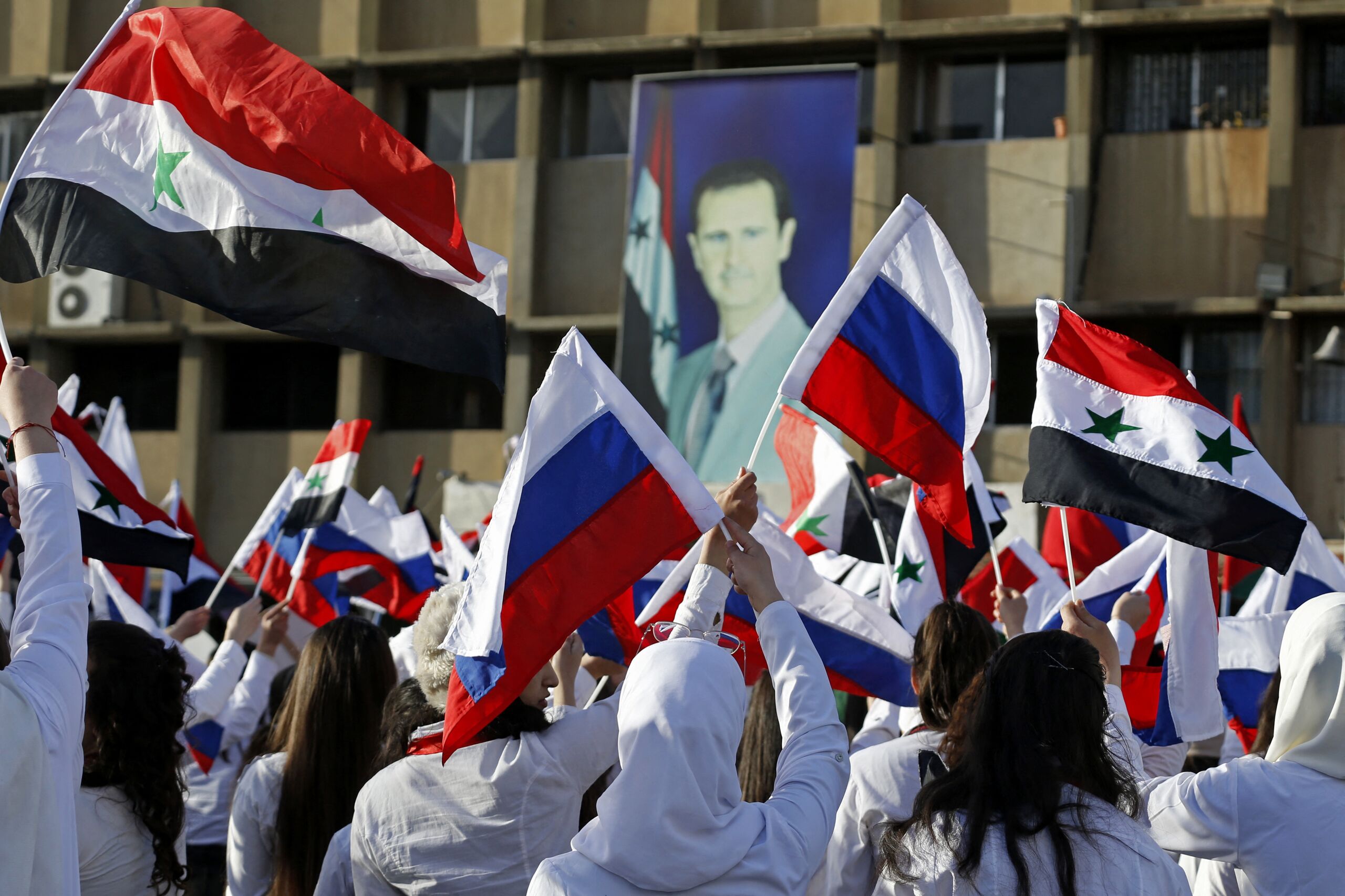 Syrische studenten wapperen met de Russische vlag, vanwege de invasie in Oekraïne.