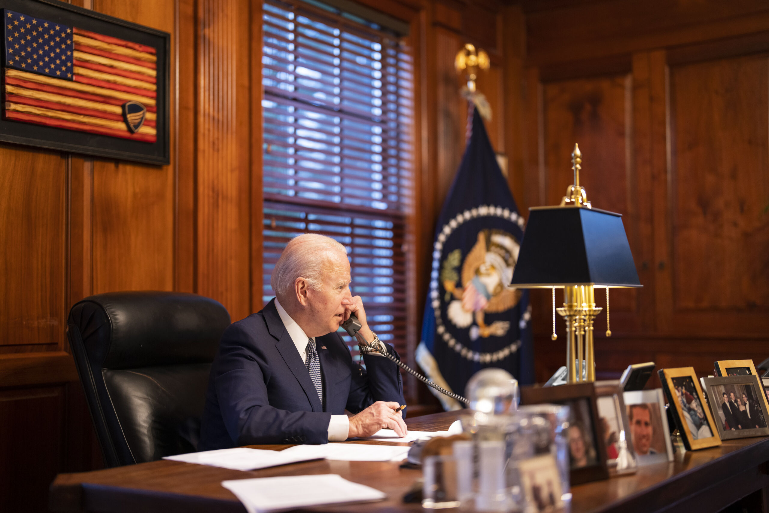 Biden aan de telefoon met de Russische president Poetin.