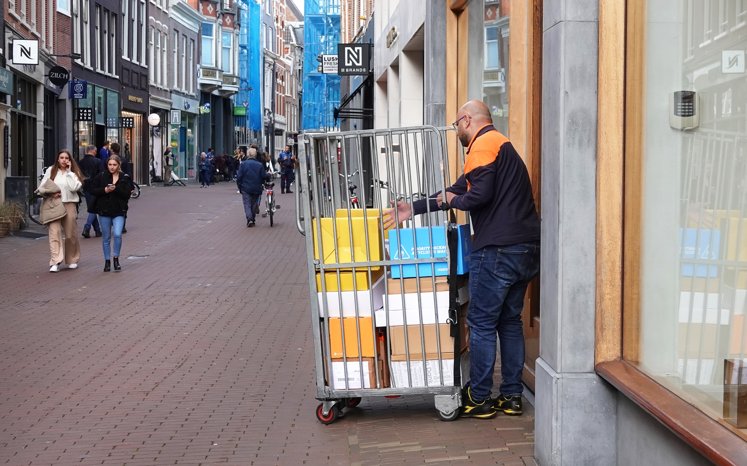 PostNL heeft afgelopen kwartaal een verlies gedraaid van 20 miljoen euro. Dit komt met name door de hoge inflatie, het lage consumentenvertrouwen en het feit dat steeds minder Nederlanders brieven versturen. 