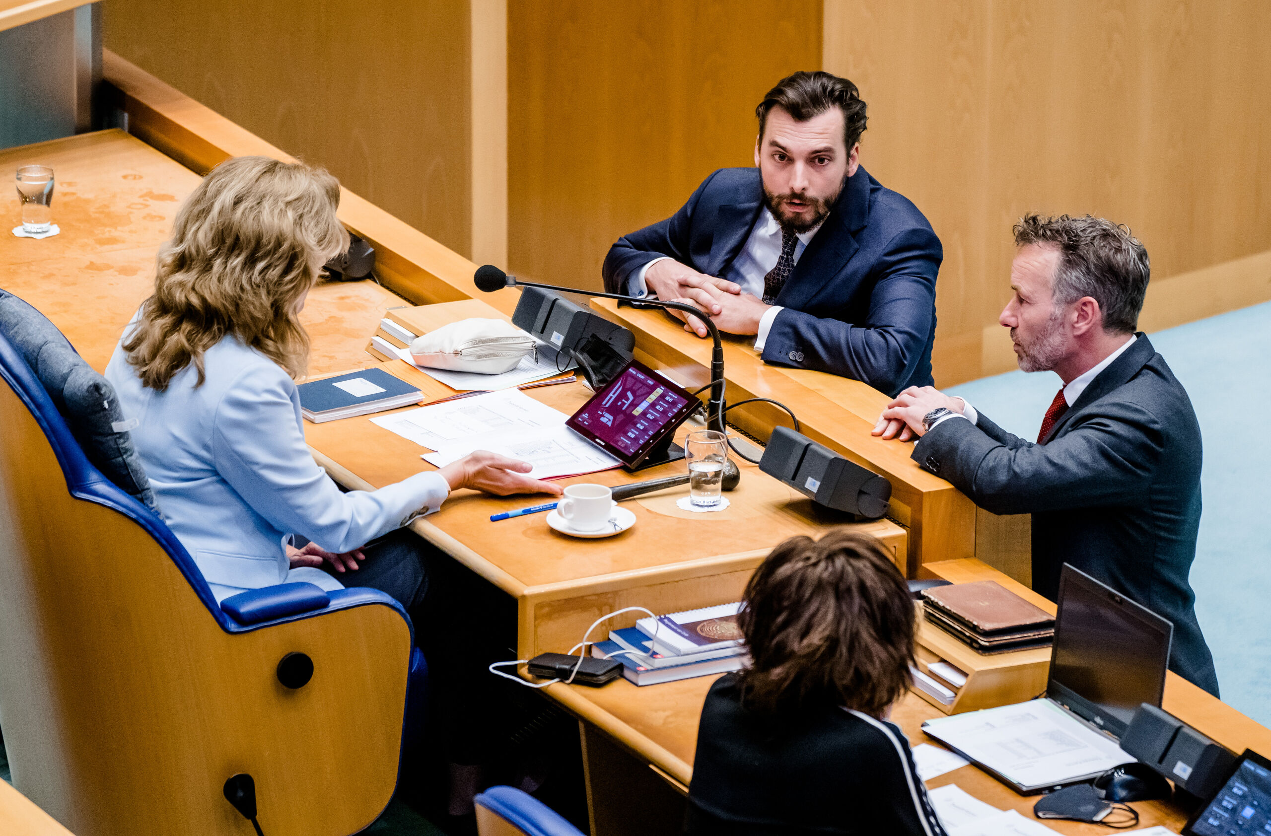 Kamervoorzitter Vera Bergkamp, Thierry Baudet (FvD) en Wybren van Haga (FvD)