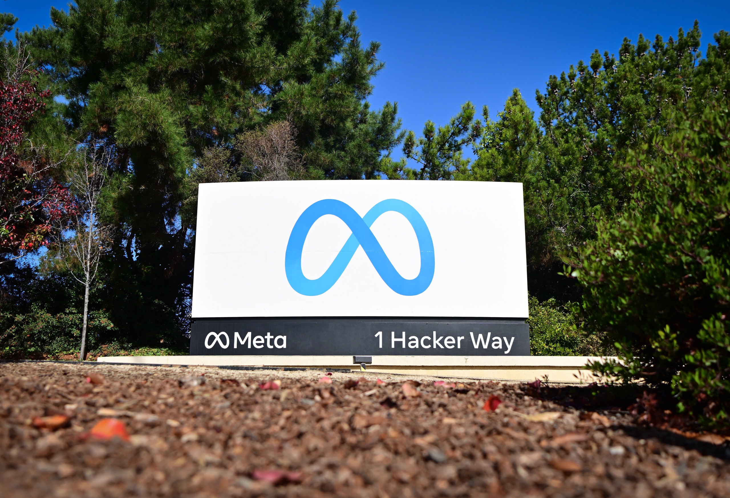 Het logo van Facebook-moederbedrijf Meta, bij de ingang van het hoofdkwartier in Californië. De techreus ontsloeg eind vorig jaar meer dan tienduizend werknemers.
