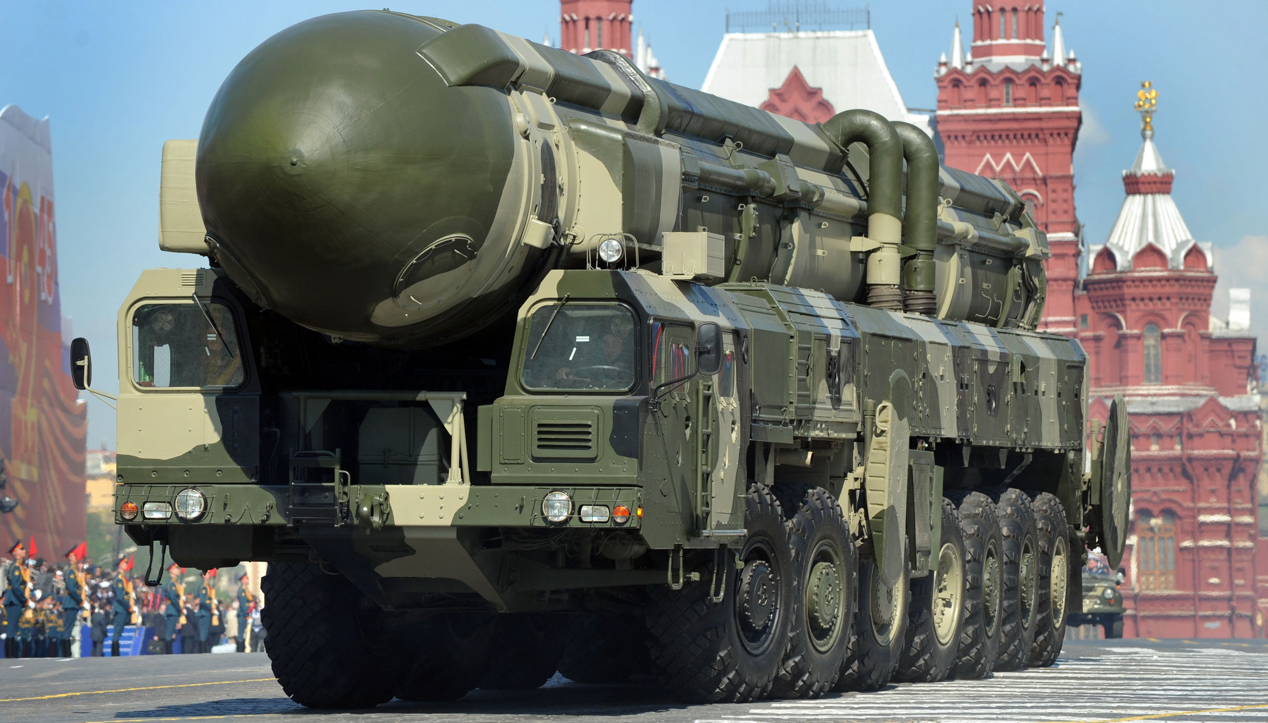 Een Russische Topol-M langeafstandsraket die over het Rode Plein in Moskou rijdt in een herdenkingsstoet van de Tweede Wereldoorlog.