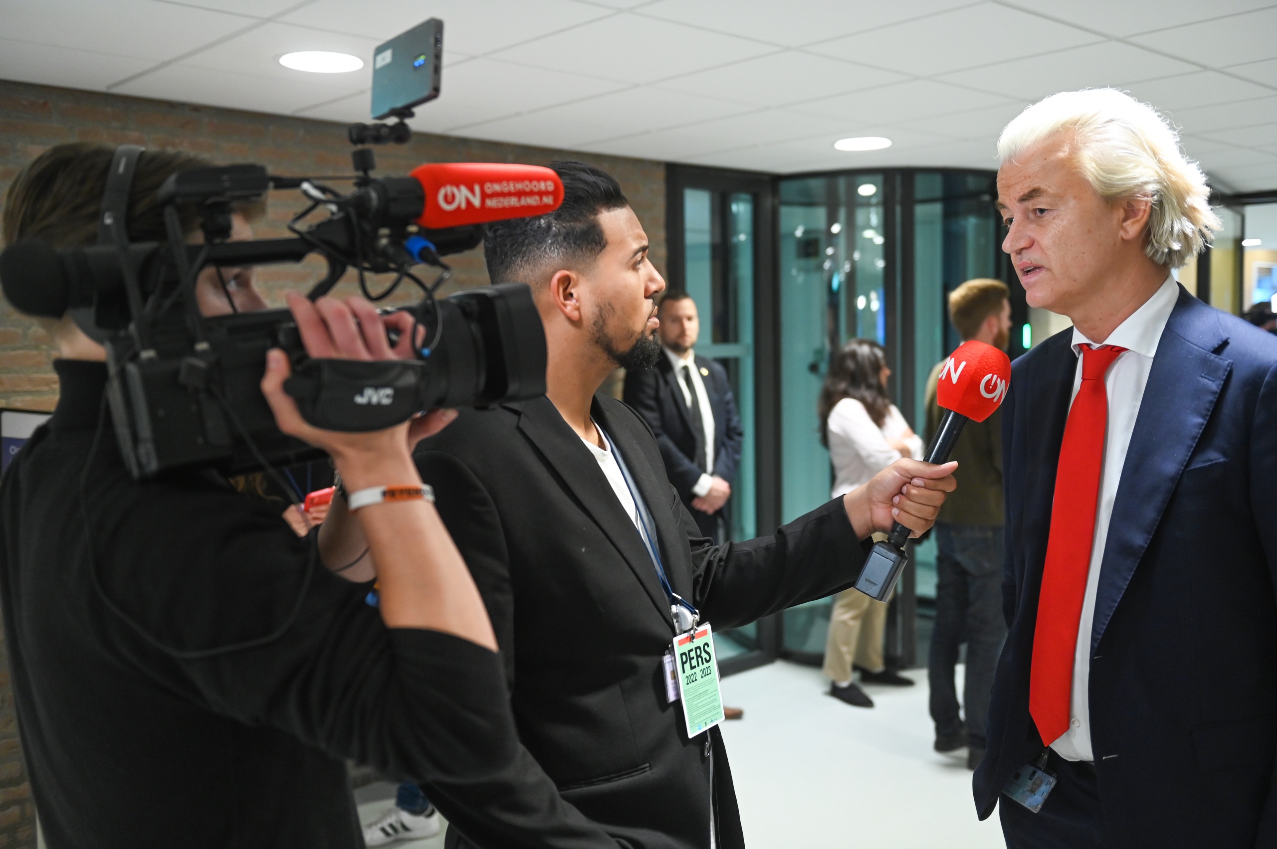 Een verslaggever van Ongehoord Nederland en PVV-leider Geert Wilders.