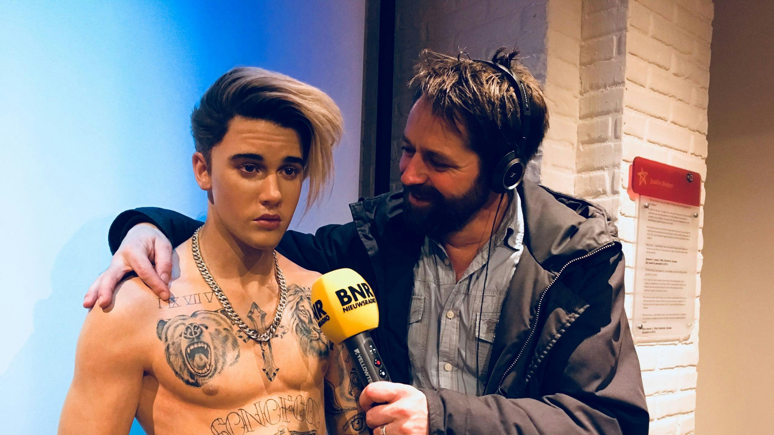 Justin Bieber in Madame Tussauds Amsterdam en verslaggever Harmen van der Veen