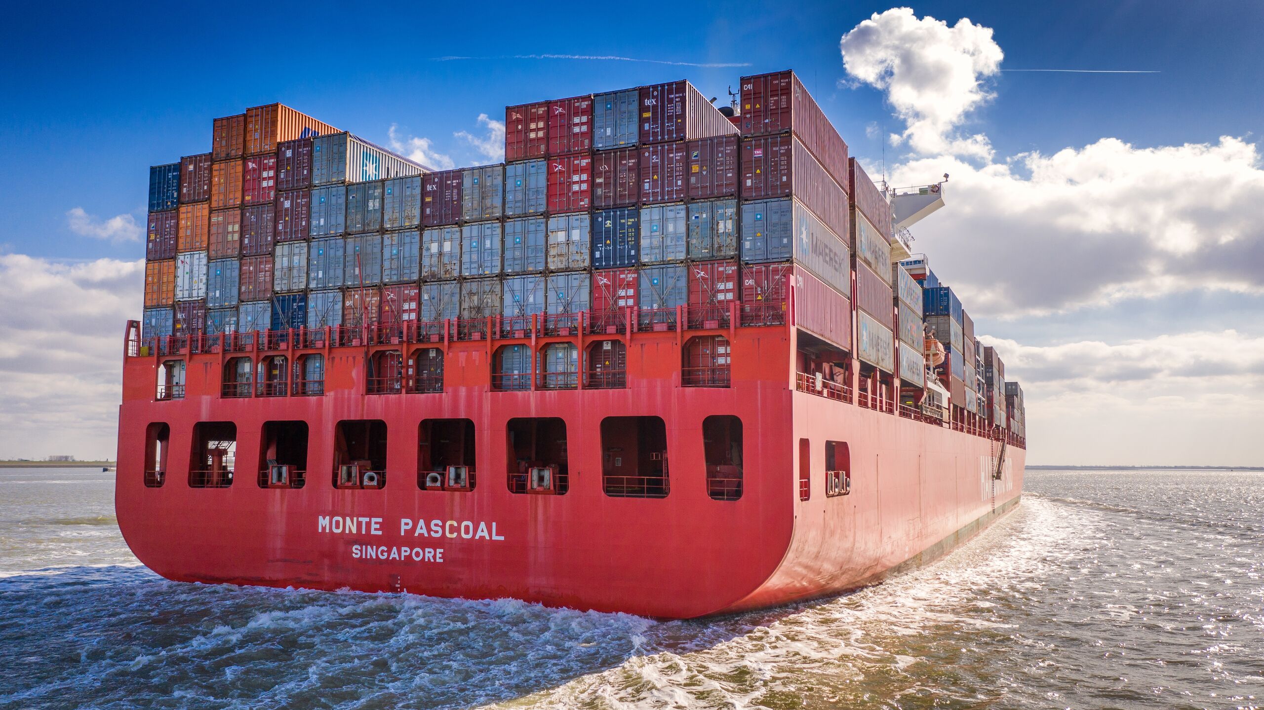 Het containerschip MONTE PASCOAL op de Westerschelde, op weg naar de haven van Antwerpen.