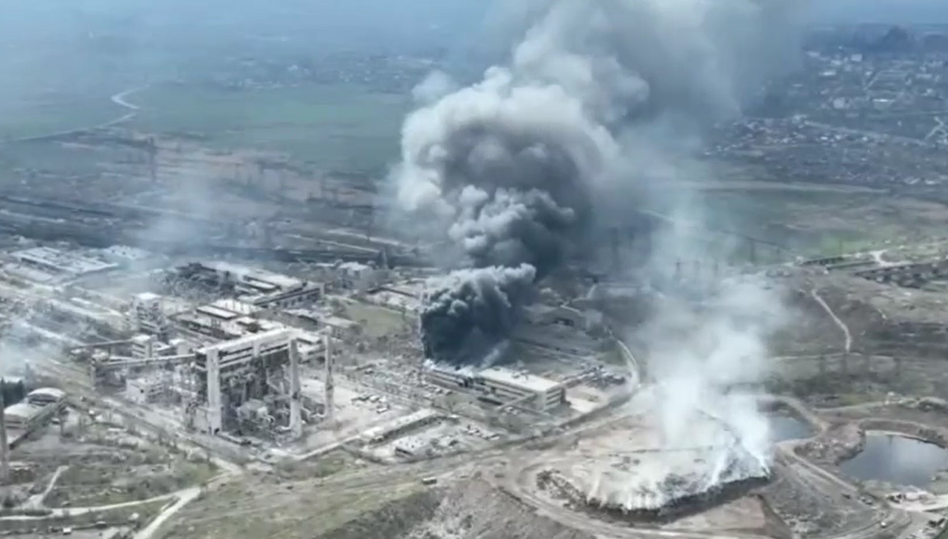 Russisch bombardement op de Azovstal fabriek in Marioepol. 