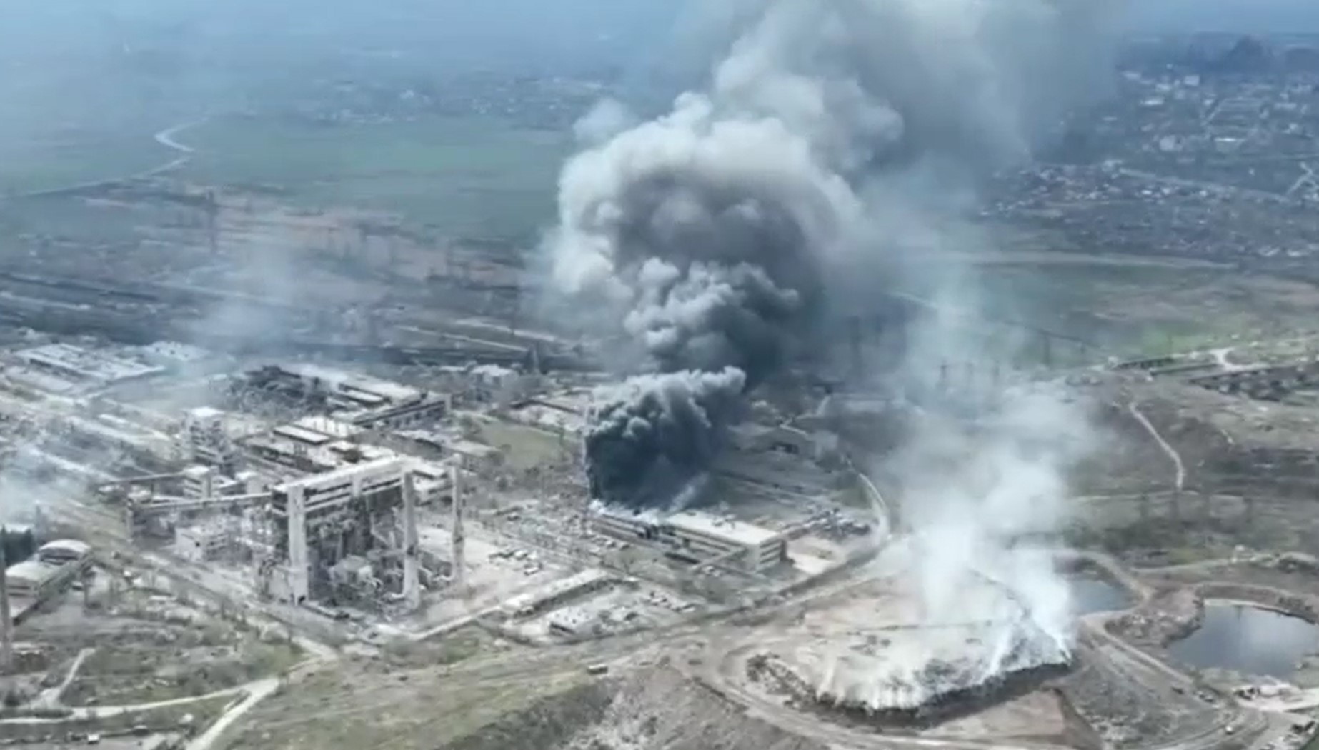 Russisch bombardement op de Azovstal fabriek in Marioepol.