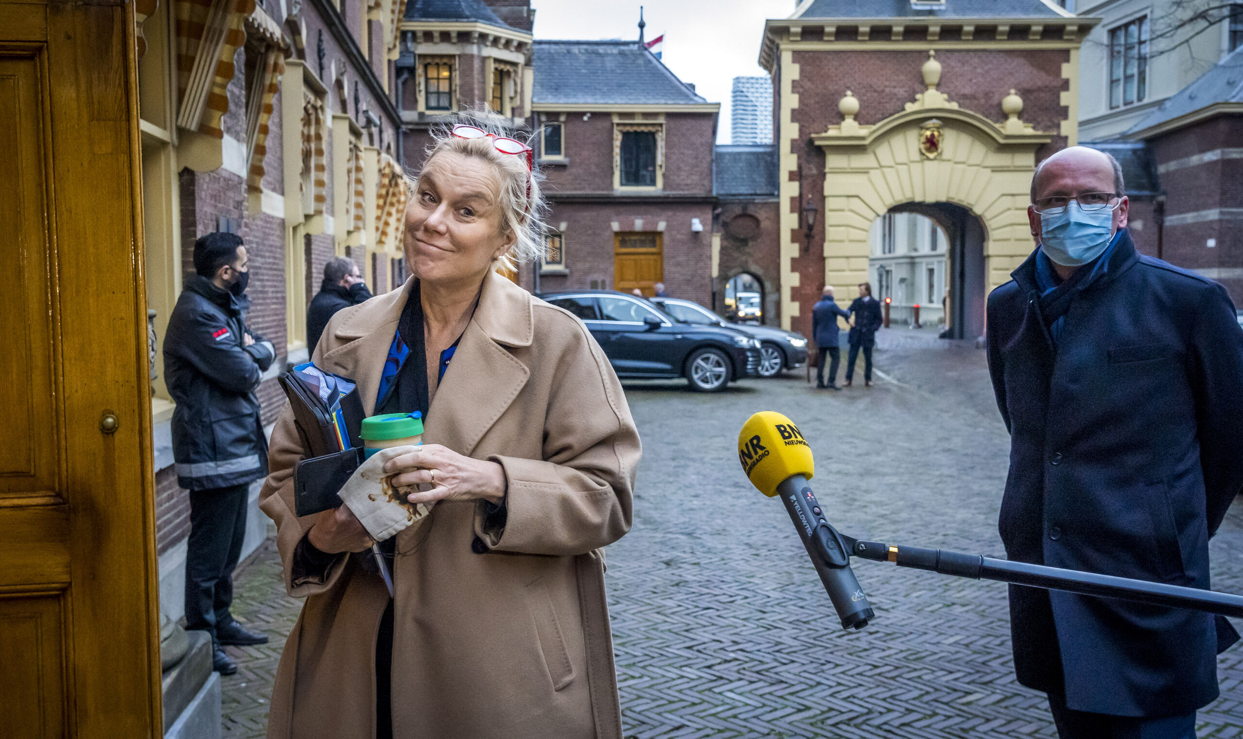2020-12-14 09:01:29 DEN HAAG - Minister Sigrid Kaag (Buitenlandse Handel en Ontwikkelingssamenwerking) staat de pers te woord voorafgaand aan een extra kabinetsoverleg over COVID-19. Aanleiding is het aanhoudende stijgende aantal besmettingen met het coronavirus de afgelopen week. ANP LEX VAN LIESHOUT