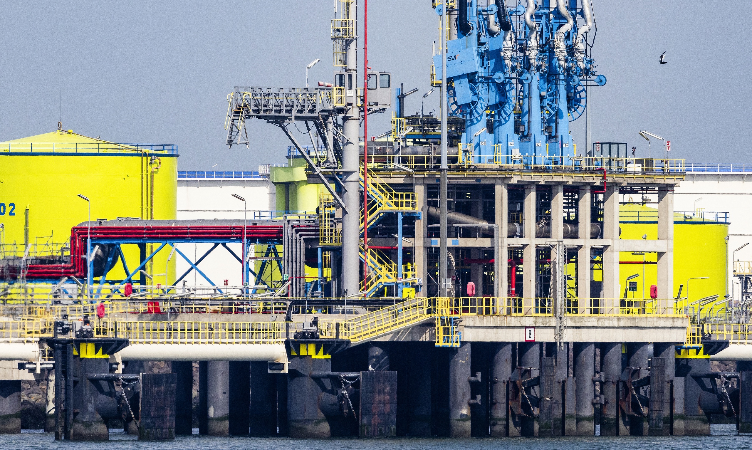 ROTTERDAM - De Gate terminal op de Maasvlakte in Rotterdam waar schepen met aardgas aanleggen en gelost worden. De Gate terminal is een grote aardgas opslag haven op de Maasvlakte. Foto: ANP / Hollandse Hoogte / Jeffrey Groeneweg