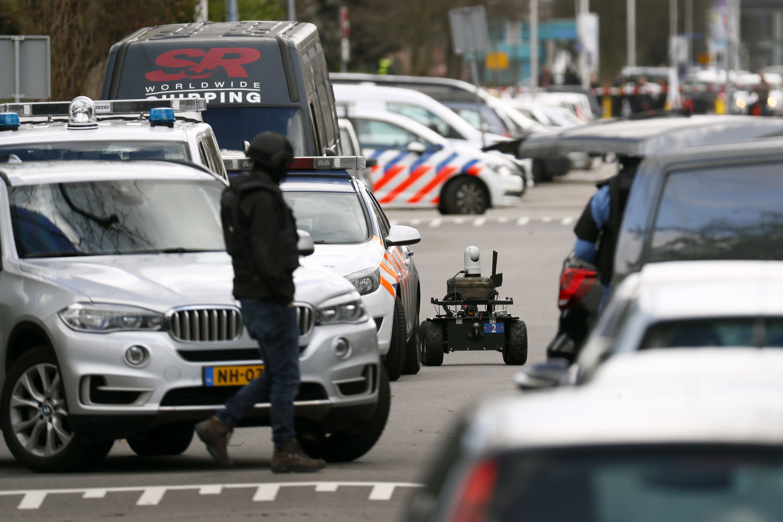 Een robot tijdens een actie van de speciale eenheden van de politie in de Trumanlaan. De politie is in Utrecht met hulp van de antiterreureenheid DSI op zoek naar de dader of daders van de schietpartij op het 24 Oktoberplein.