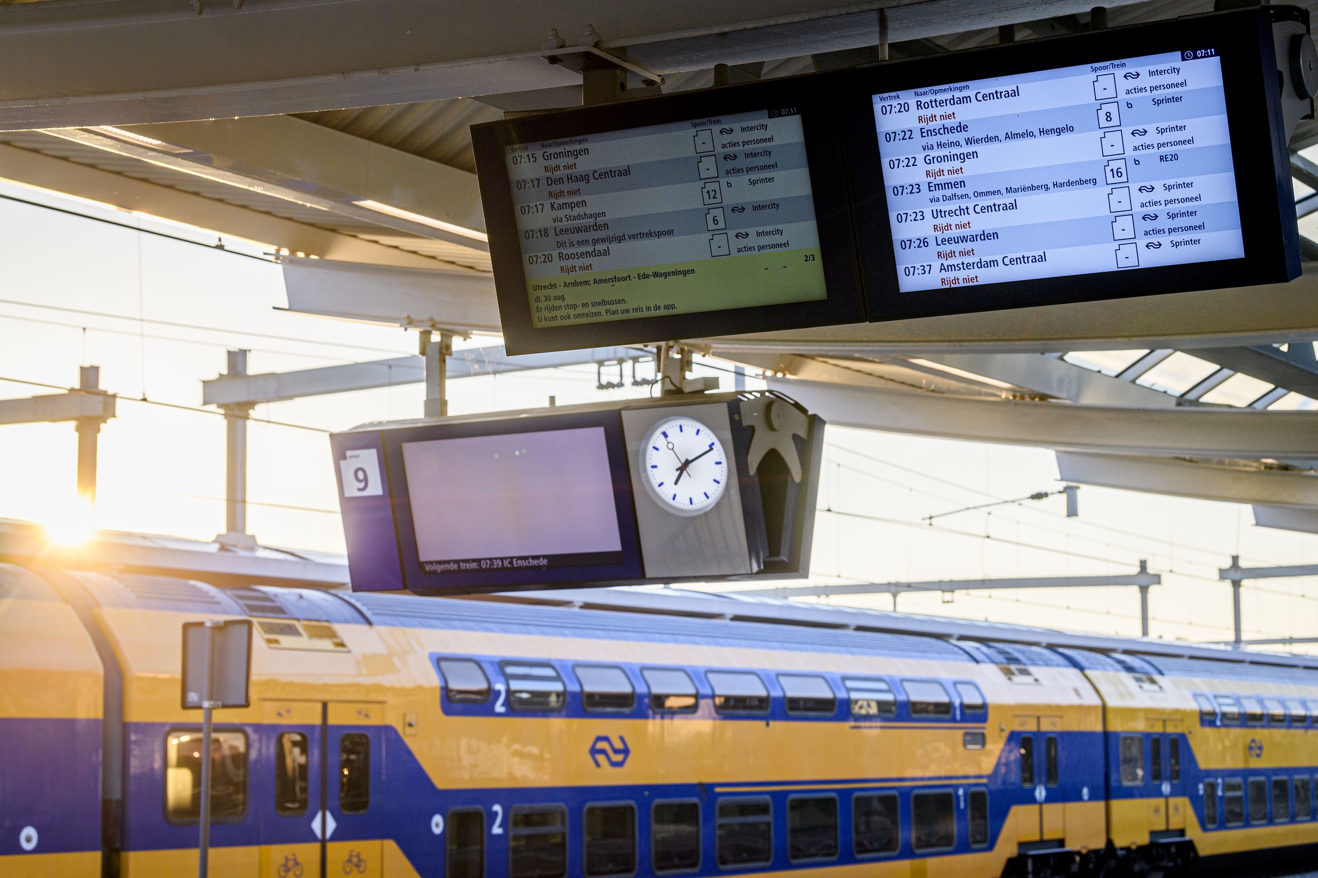 Geannuleerde ritten op station Zwolle tijdens een estafettestaking van 24 uur door het personeel van de Nederlandse Spoorwegen. 