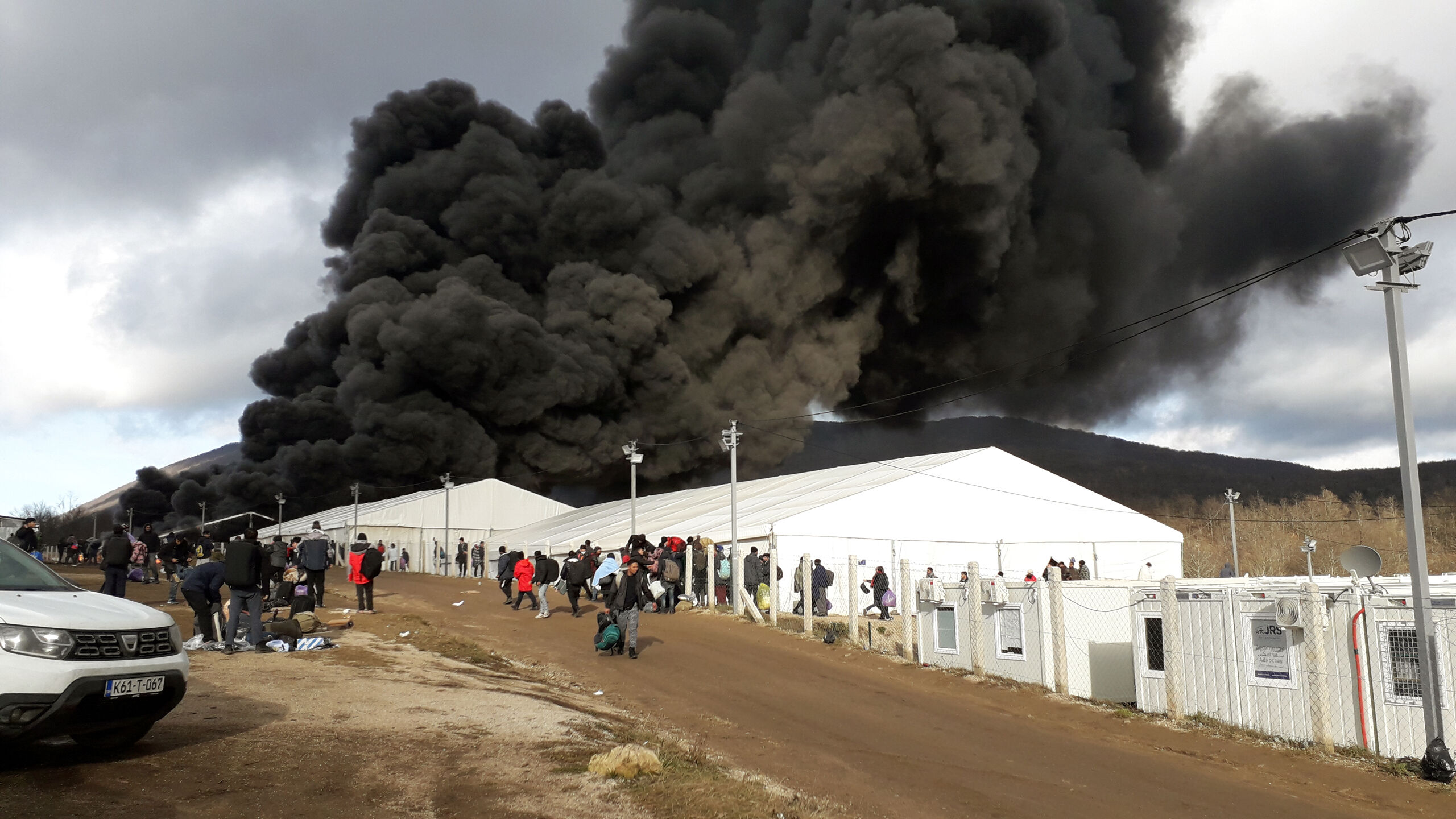 Op 23 december brandt kamp Lipa af, naar verluidt aangestoken door woedende (oud-)bewoners van het kamp.  AFP