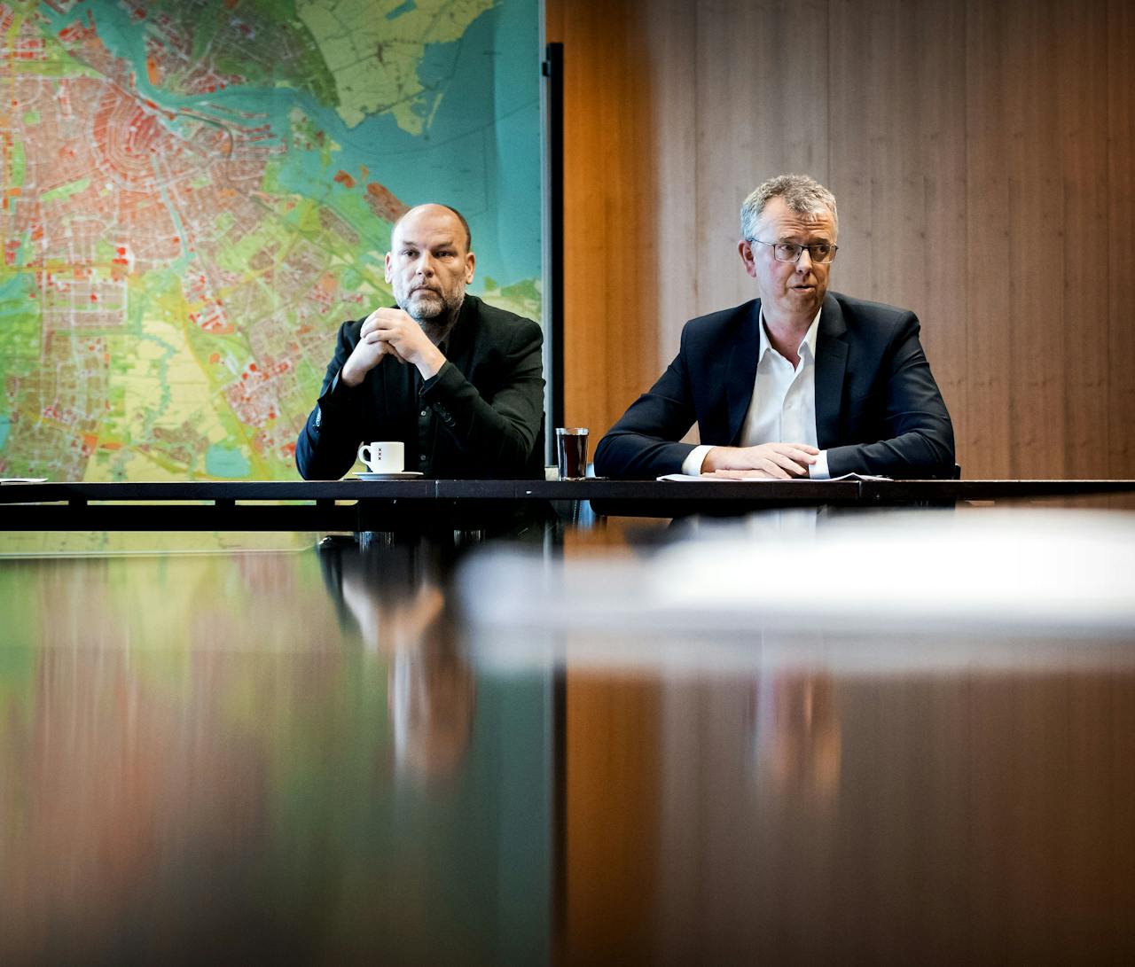 2018-03-27 15:04:25 AMSTERDAM - GroenLinks-lijsttrekker Rutger Groot Wassink (L) met informateur Maarten van Poelgeest tijdens een ontmoeting in de Stopera. GroenLinks is de grootste partij in de hoofdstad na de gemeenteraadsverkiezingen. ANP KOEN VAN WEEL