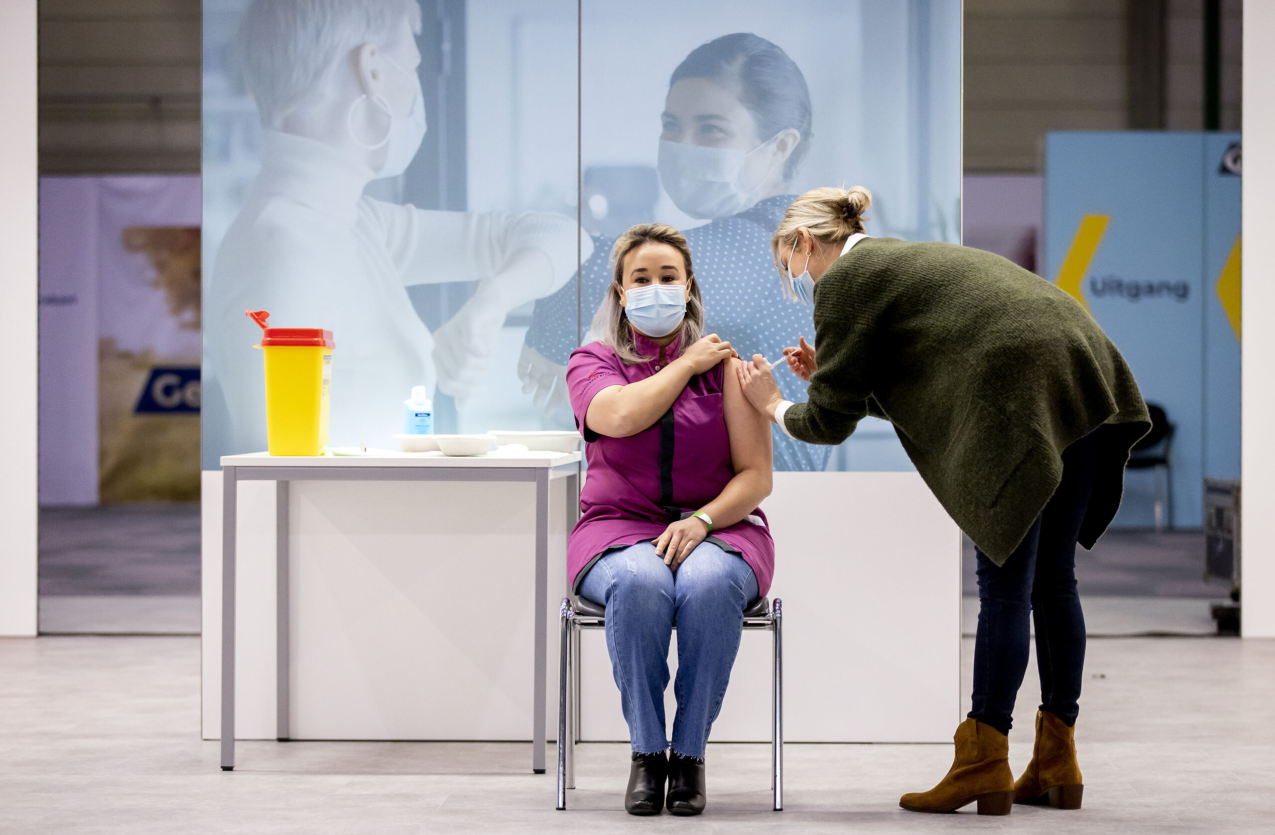 Zorgmedewerkster Sanna Elkadiri krijgt de eerste coronavaccinatie in Nederland toegediend.