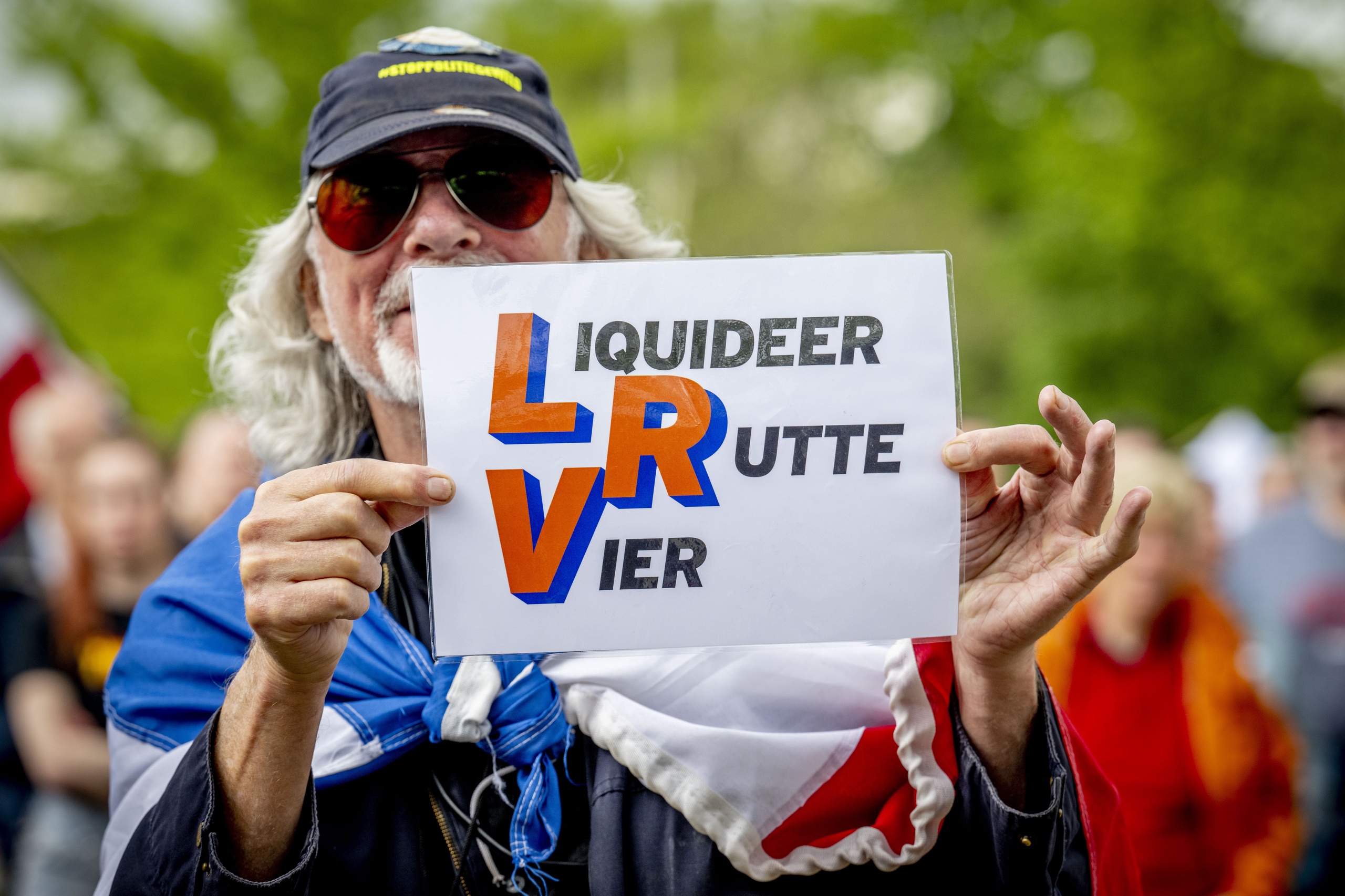 Leden van de vrijheidsbeweging Samen voor Nederland demonstreren op de Koekamp. Volgens de demonstranten moet Mark Rutte opstappen als premier en mag aspirant-omroep Ongehoord Nederland (ON!) niet uit het publieke bestel worden gezet. 