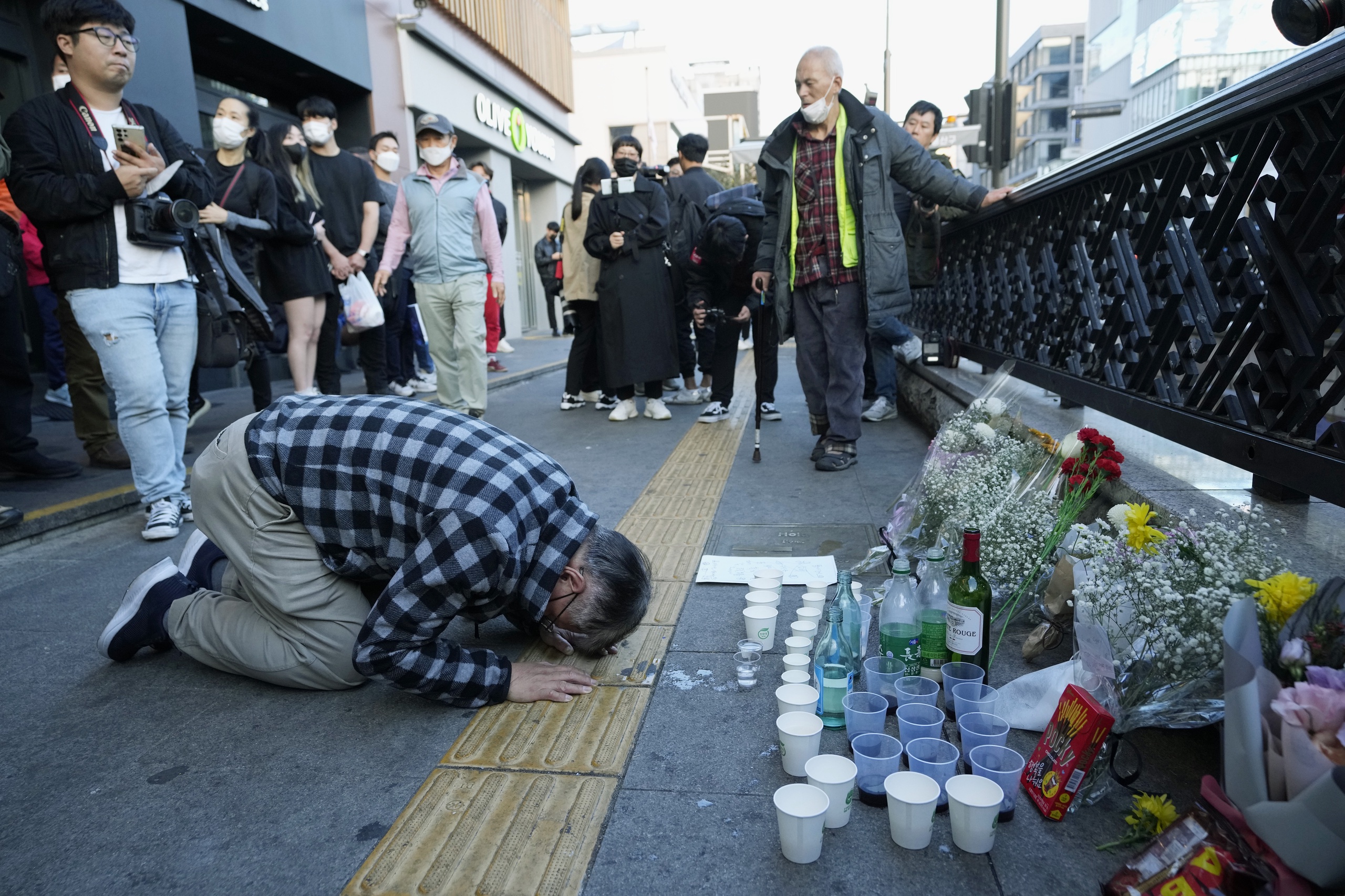 Zuid-Korea rouwt om de slachtoffers van het dodelijke drama in Seoul van gisterenavond.