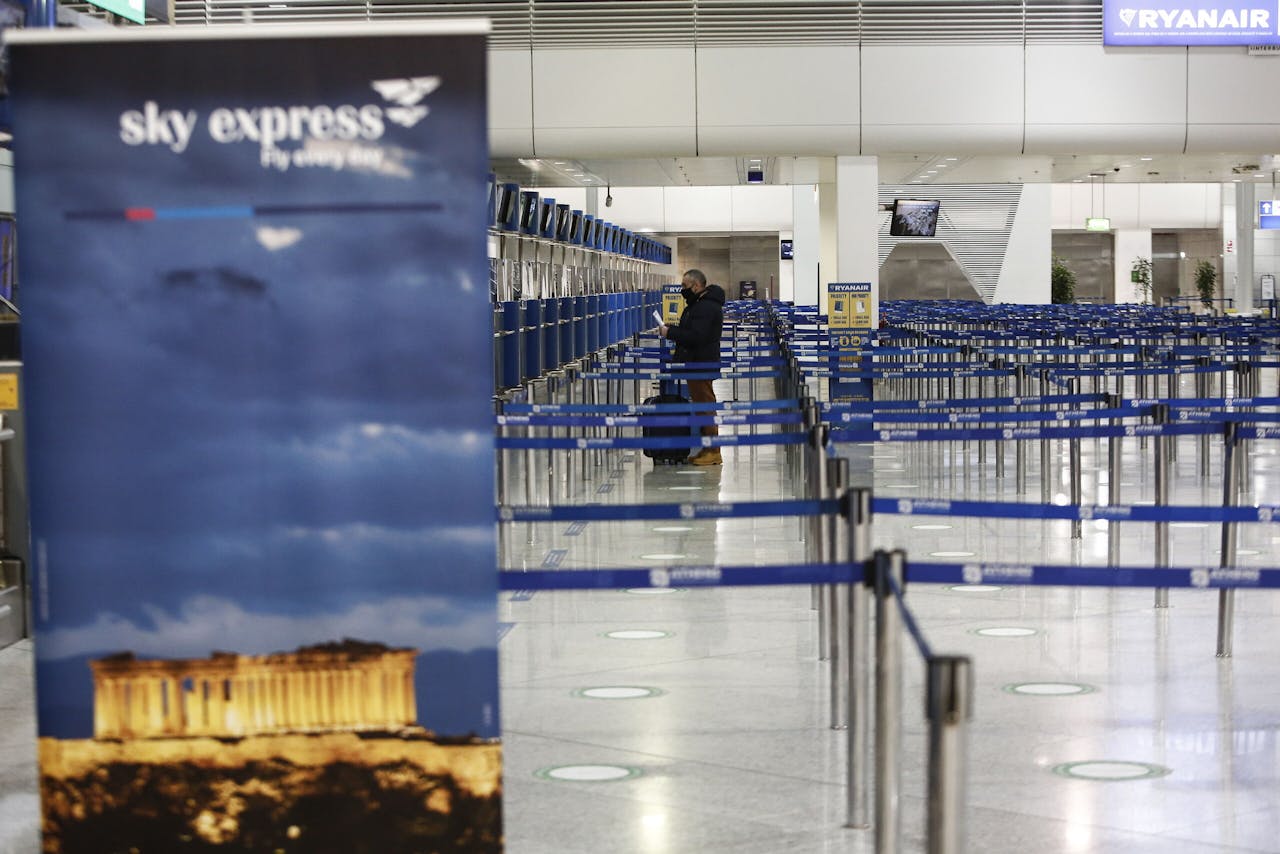 Een vrijwel leeg internationaal vliegveld van Athene, tijdens de tweede lockdown van Griekenland in november. EPA/YANNIS KOLESIDIS