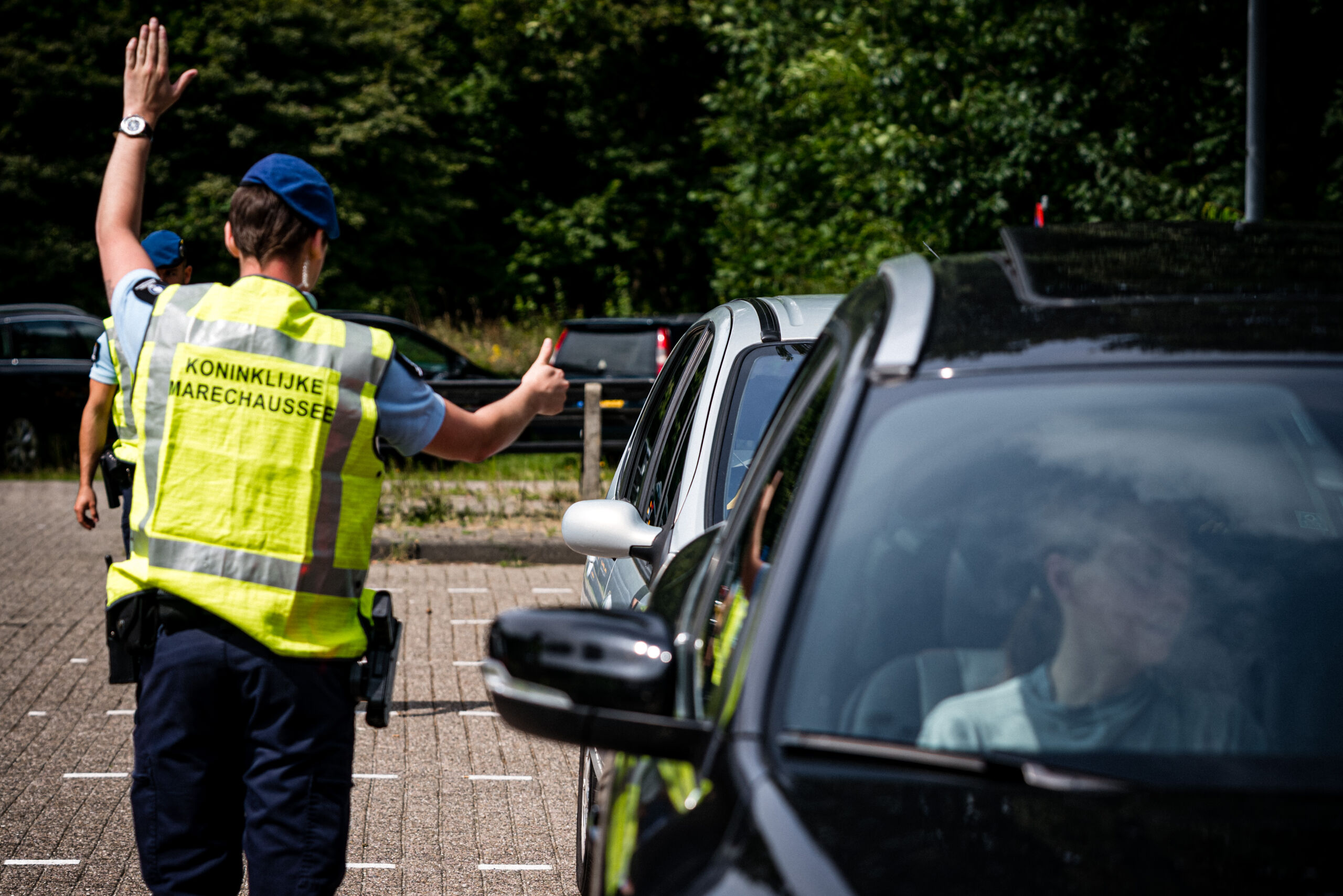 De Koninklijke Marechaussee controleert reizigers langs de A67 aan de grens met Belgie. Reizigers die vanuit België en Duitsland terug naar Nederland reizen kunnen steekproefsgewijs gecontroleerd worden op hun coronabewijs. Wie tijdens een controle geen coronabewijs bij zich heeft, krijgt een boete van 95 euro.