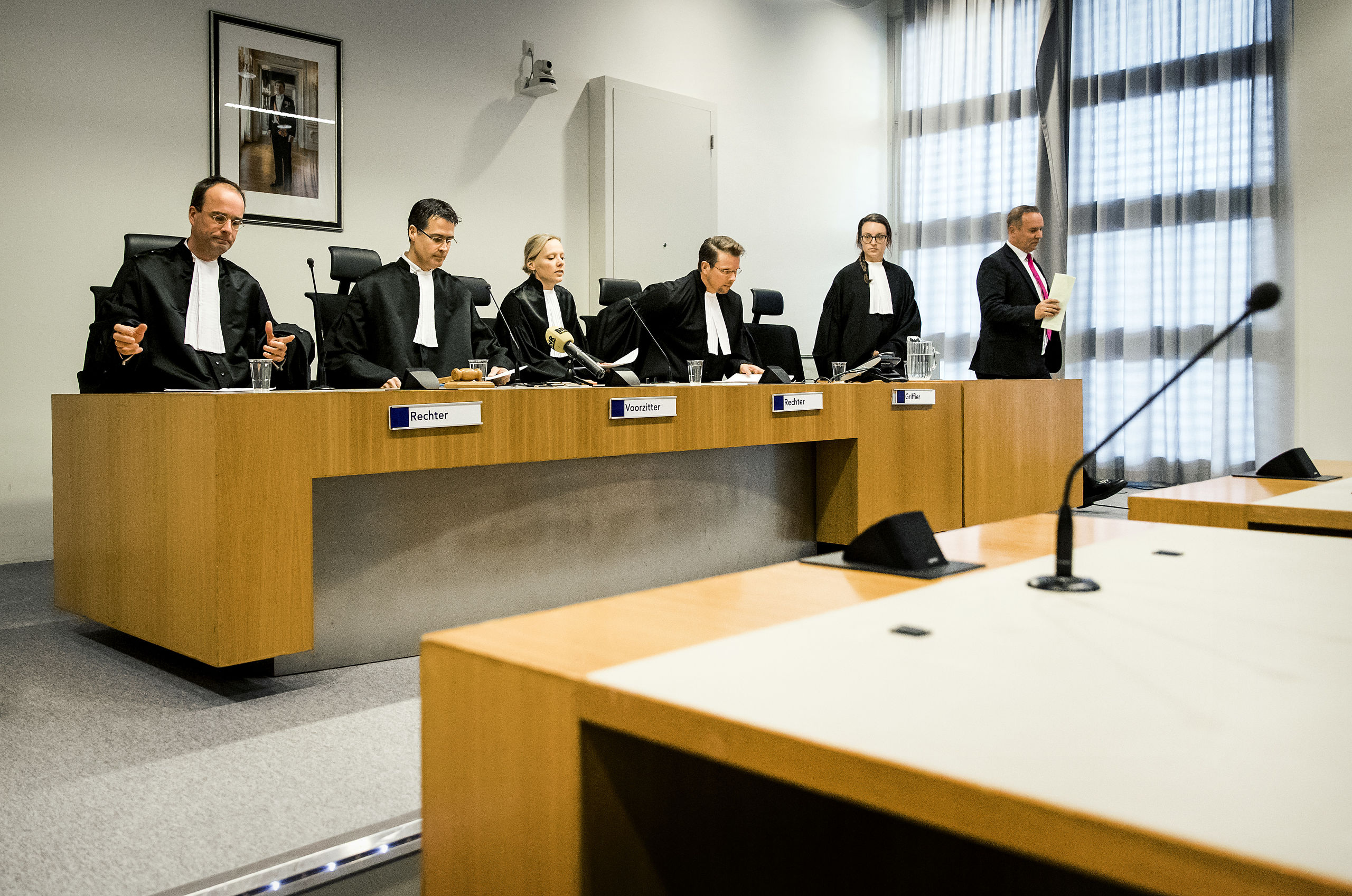 De rechters Veenstra, den Otter (voorzitter), Nootenboom en griffier Veldhuizen (VLNR) voor aanvang van de uitspraak in de moordzaak Koen Everink. Het Openbaar Ministerie had 18 jaar cel geeïst tegen Mark de J. voor de moord op zakenman Everink.