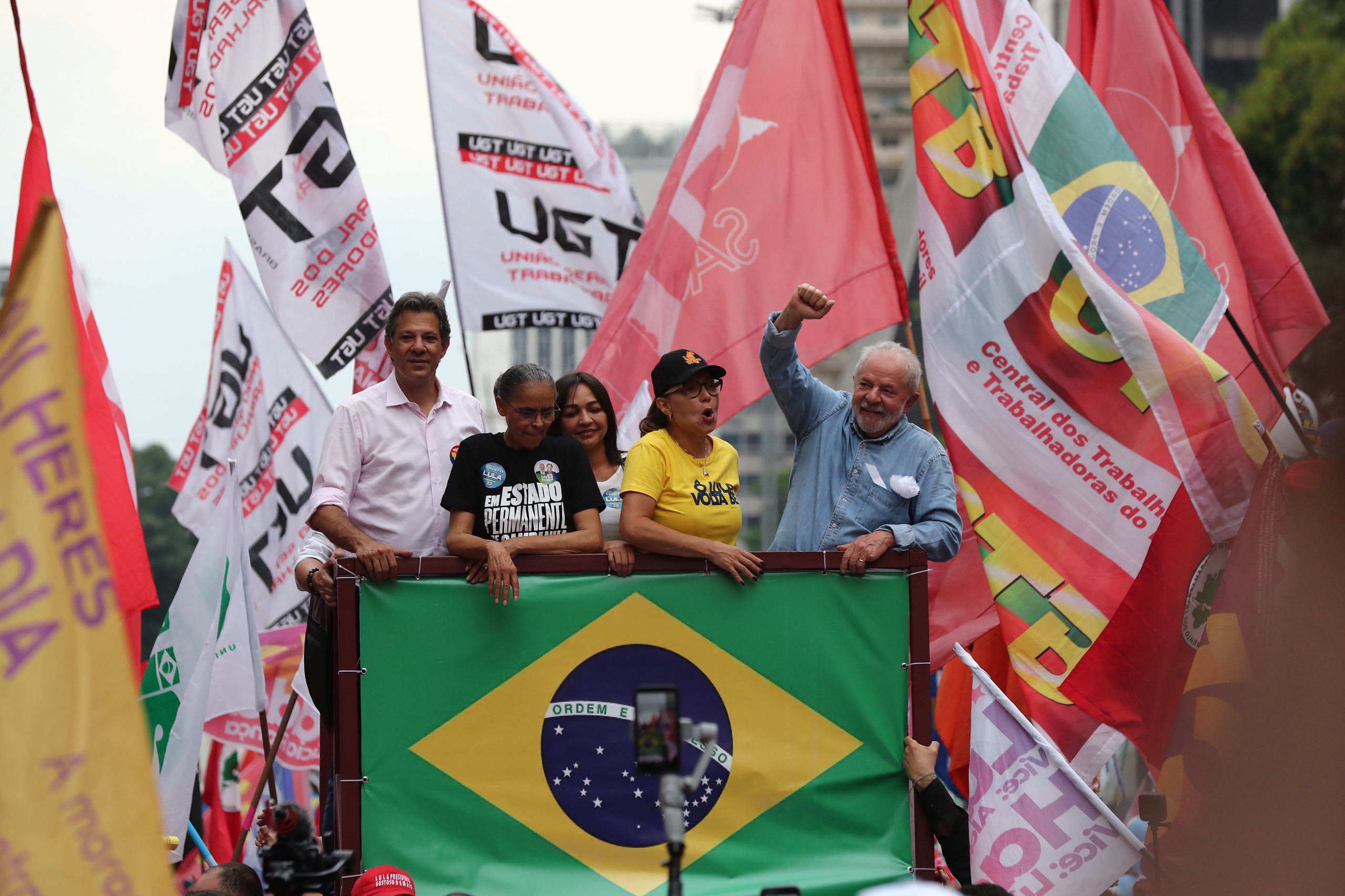 Luiz Inácio Lula da Silva samen met zijn vrouw Janja, milieuactiviste Marina Silva en andere leden van zijn campagne, tijdens een campagnetocht door de straten van Sao Paulo.